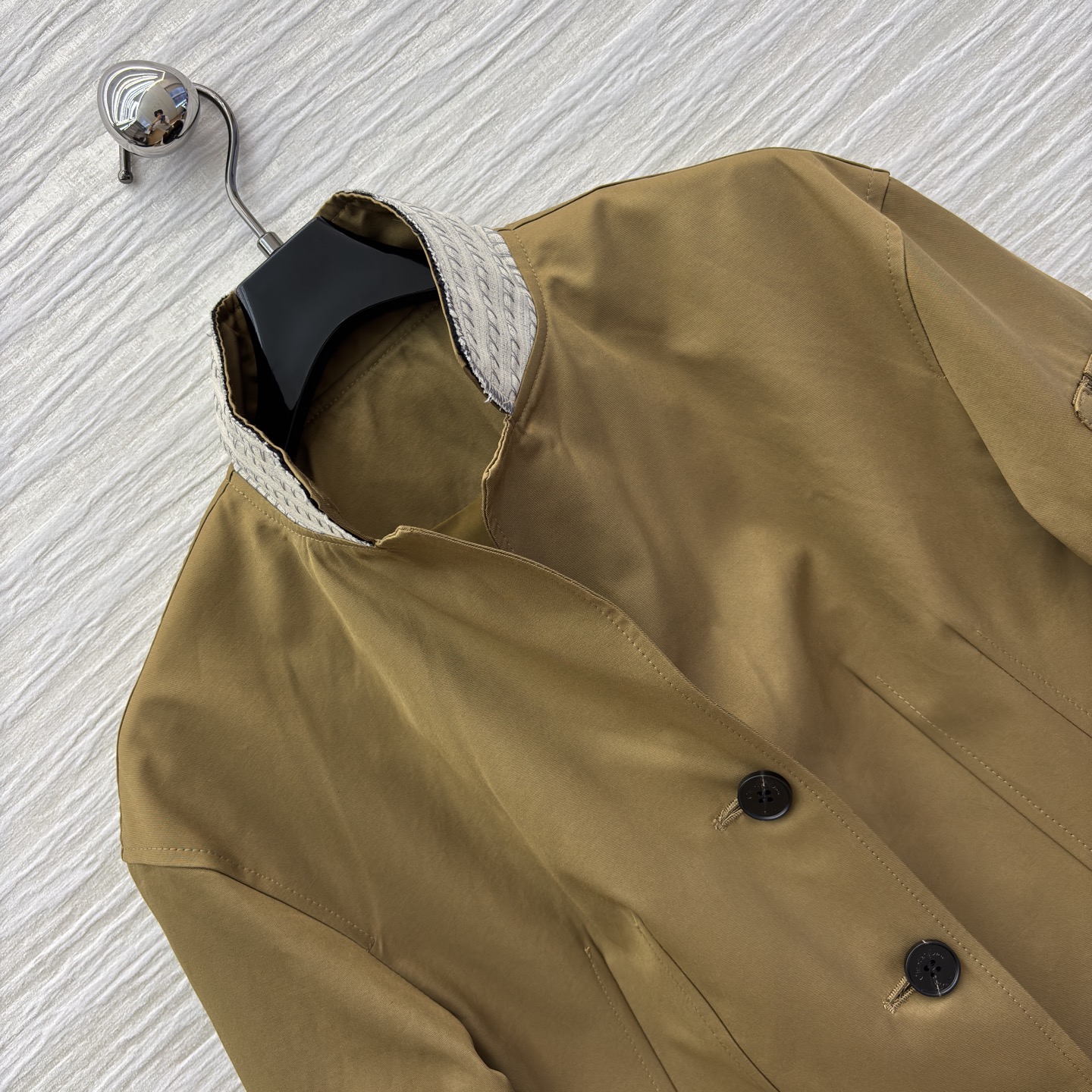 D家25新款 立领短款夹克 是秋冬穿搭的质感担当 立领撞色针织增添层次 袖口黑边设计利落别致 臂袋细节暗