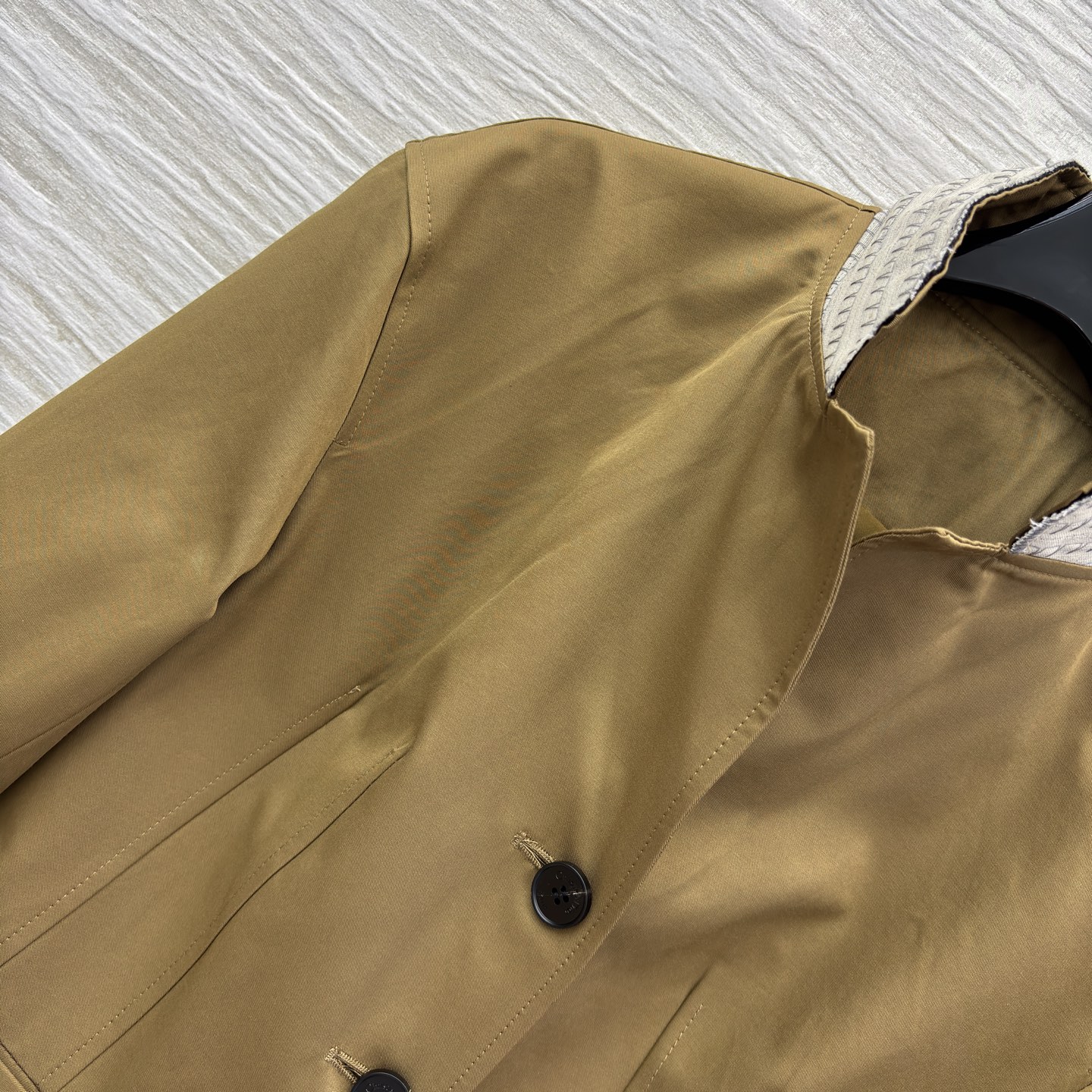 D家25新款 立领短款夹克 是秋冬穿搭的质感担当 立领撞色针织增添层次 袖口黑边设计利落别致 臂袋细节暗