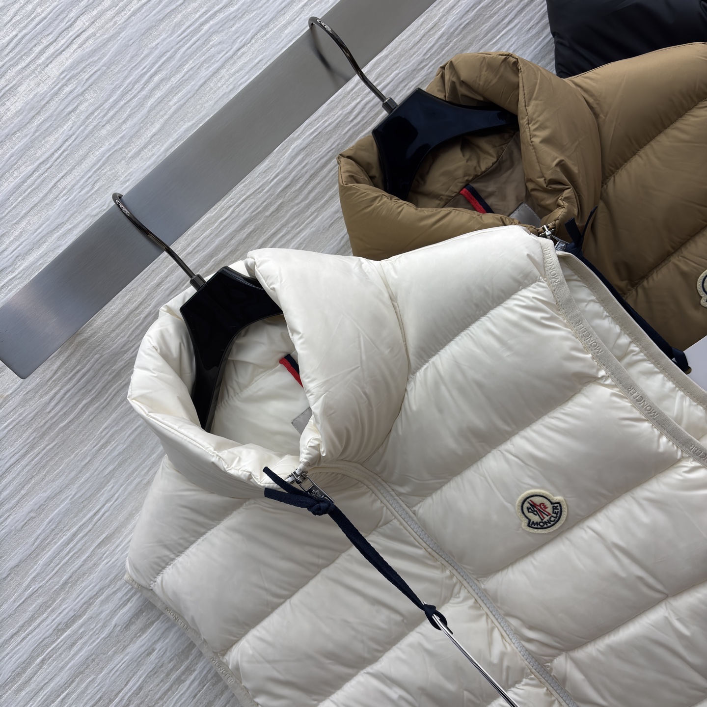 MO 25秋冬叠穿神器 立领羽绒马甲 简约版型适配各种风格 轻盈保暖不臃肿 搭卫衣青春活力 配大衣层次感