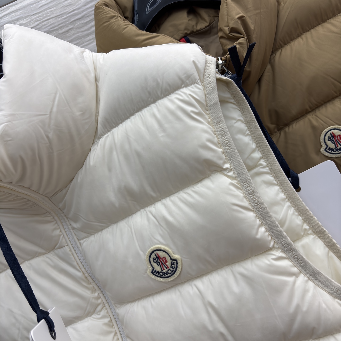 MO 25秋冬叠穿神器 立领羽绒马甲 简约版型适配各种风格 轻盈保暖不臃肿 搭卫衣青春活力 配大衣层次感