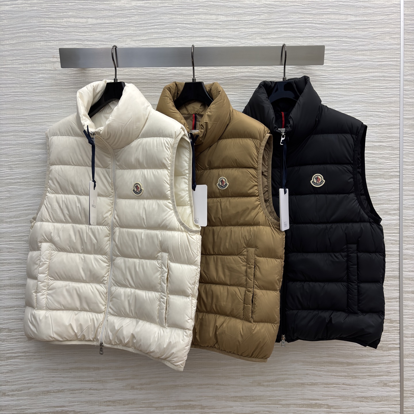 MO 25秋冬叠穿神器 立领羽绒马甲 简约版型适配各种风格 轻盈保暖不臃肿 搭卫衣青春活力 配大衣层次感