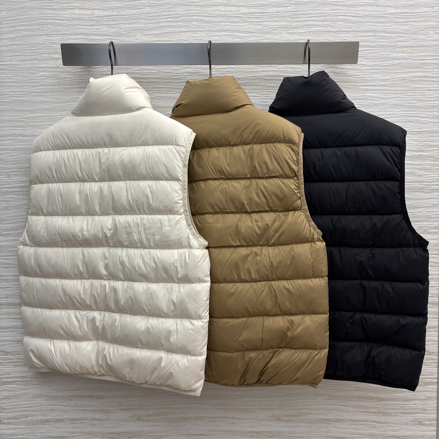 MO 25秋冬叠穿神器 立领羽绒马甲 简约版型适配各种风格 轻盈保暖不臃肿 搭卫衣青春活力 配大衣层次感