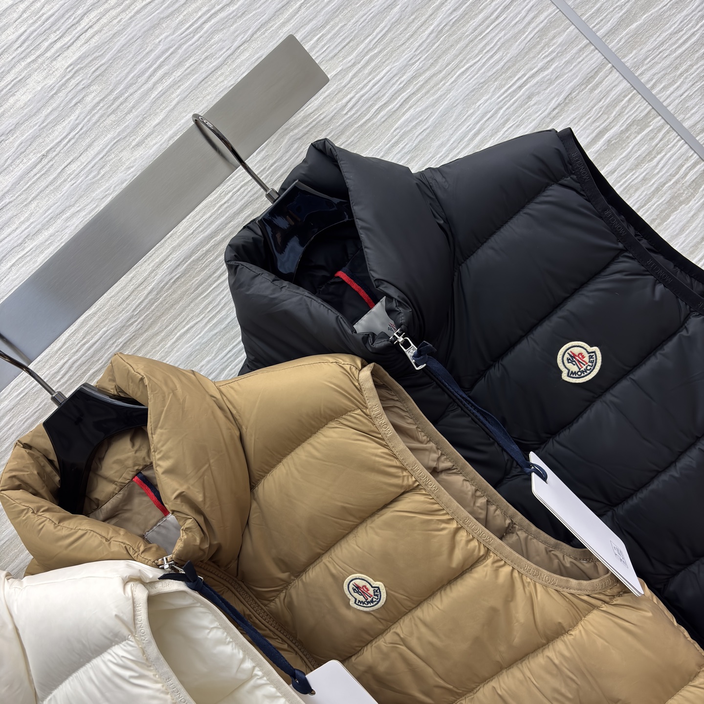 MO 25秋冬叠穿神器 立领羽绒马甲 简约版型适配各种风格 轻盈保暖不臃肿 搭卫衣青春活力 配大衣层次感