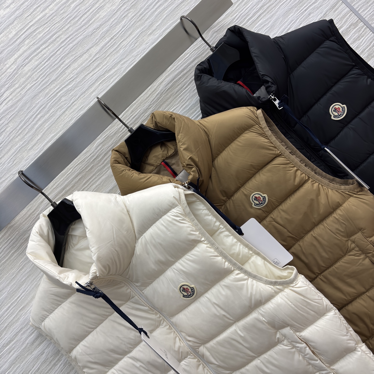 MO 25秋冬叠穿神器 立领羽绒马甲 简约版型适配各种风格 轻盈保暖不臃肿 搭卫衣青春活力 配大衣层次感