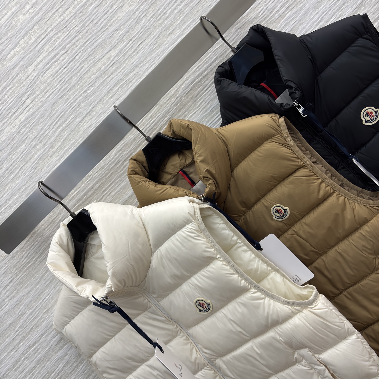 MO 25秋冬叠穿神器 立领羽绒马甲 简约版型适配各种风格 轻盈保暖不臃肿 搭卫衣青春活力 配大衣层次感