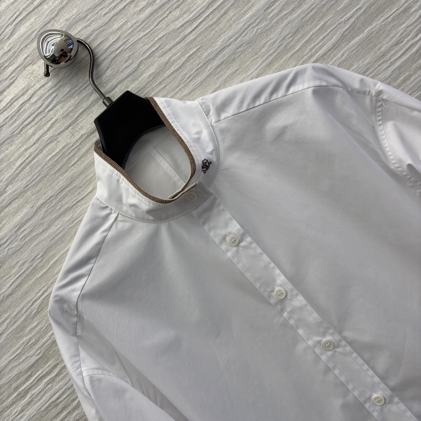 Bc 25新款 简约中的精致心机 纯白立领衬衫 领口撞色镶边与精致徽章暗藏细节 可内搭西装打造职场精英范