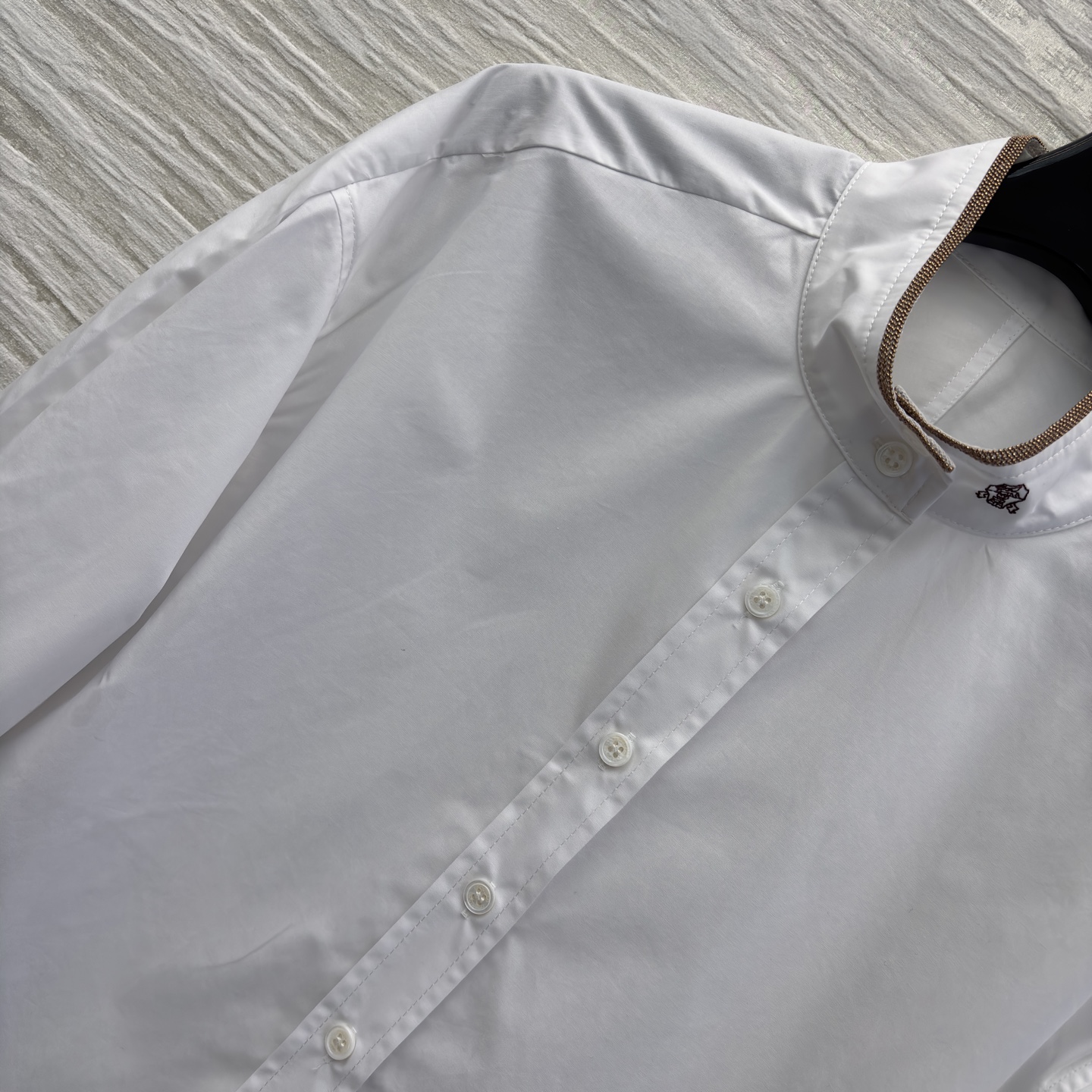 Bc 25新款 简约中的精致心机 纯白立领衬衫 领口撞色镶边与精致徽章暗藏细节 可内搭西装打造职场精英范
