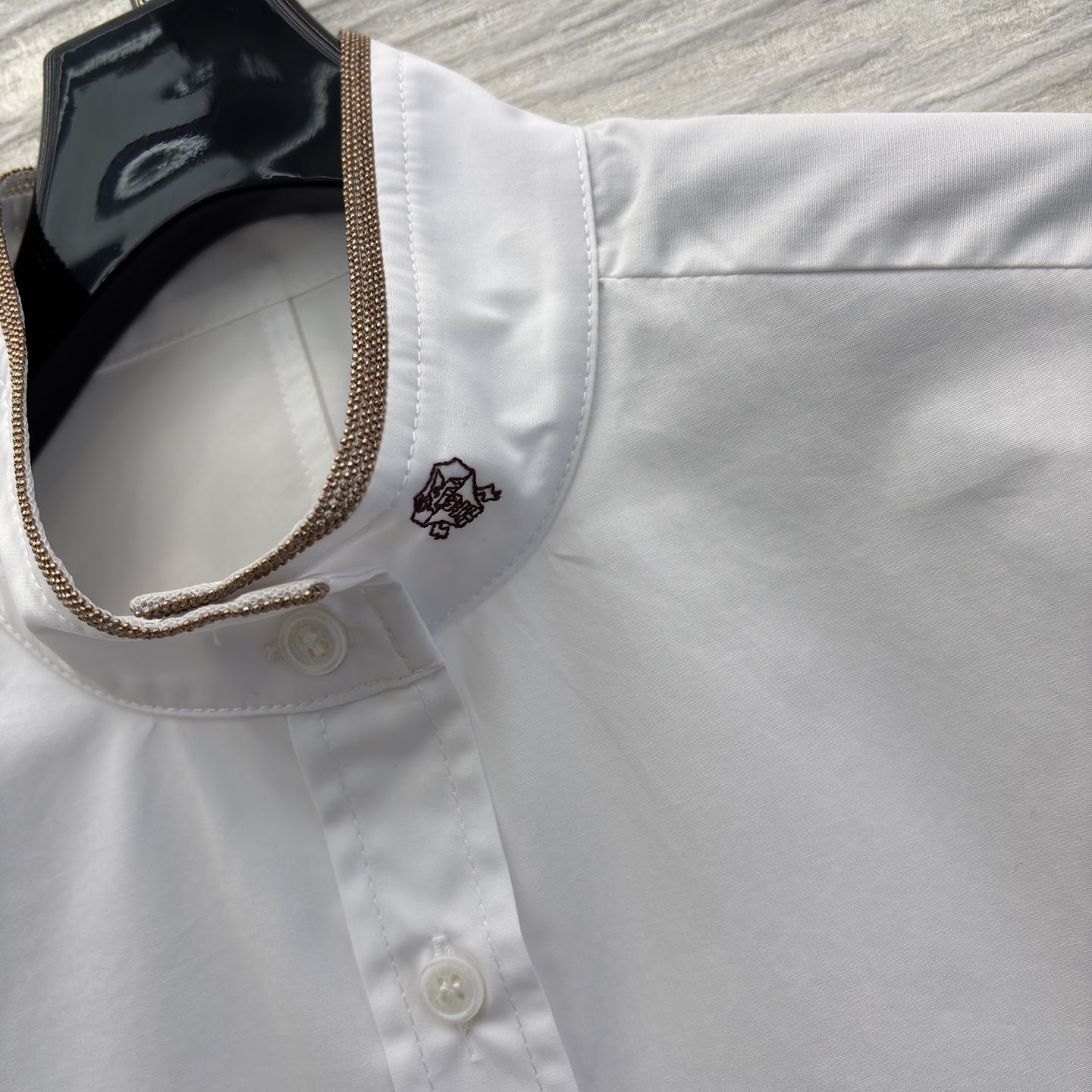 Bc 25新款 简约中的精致心机 纯白立领衬衫 领口撞色镶边与精致徽章暗藏细节 可内搭西装打造职场精英范