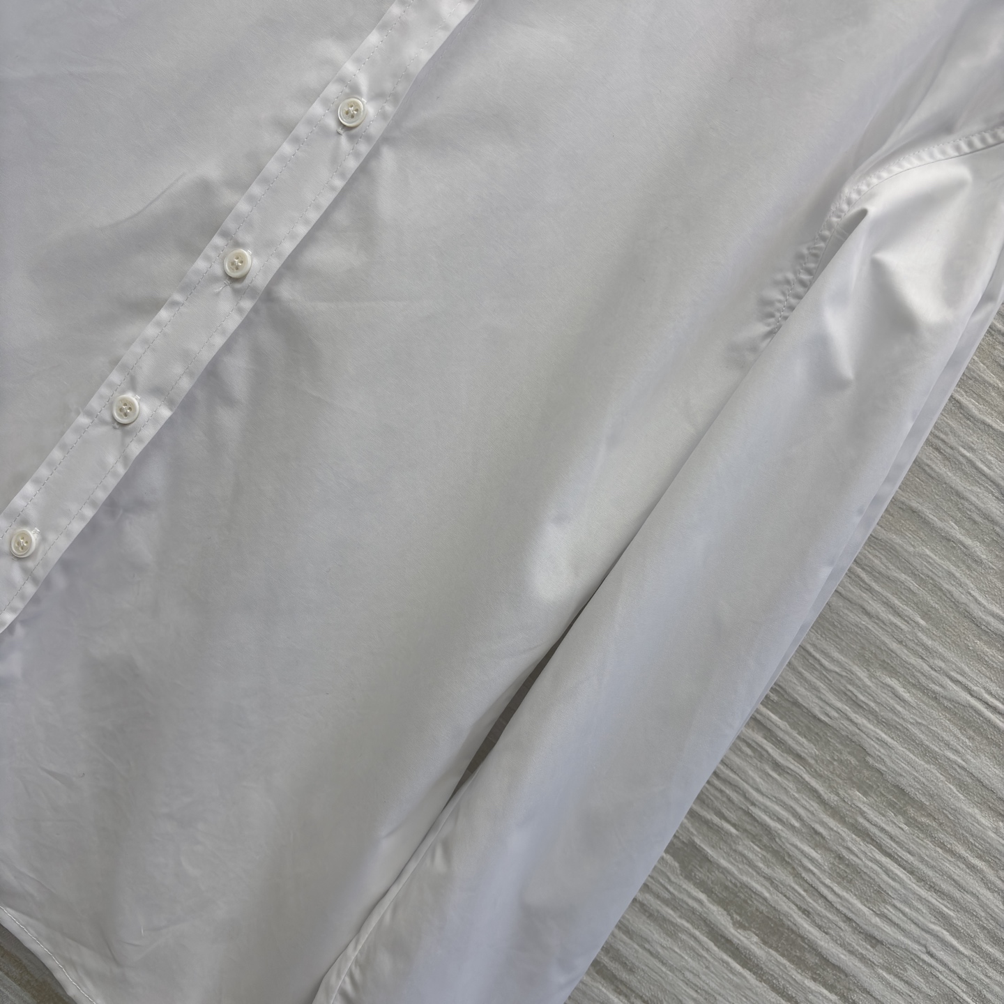 Bc 25新款 简约中的精致心机 纯白立领衬衫 领口撞色镶边与精致徽章暗藏细节 可内搭西装打造职场精英范