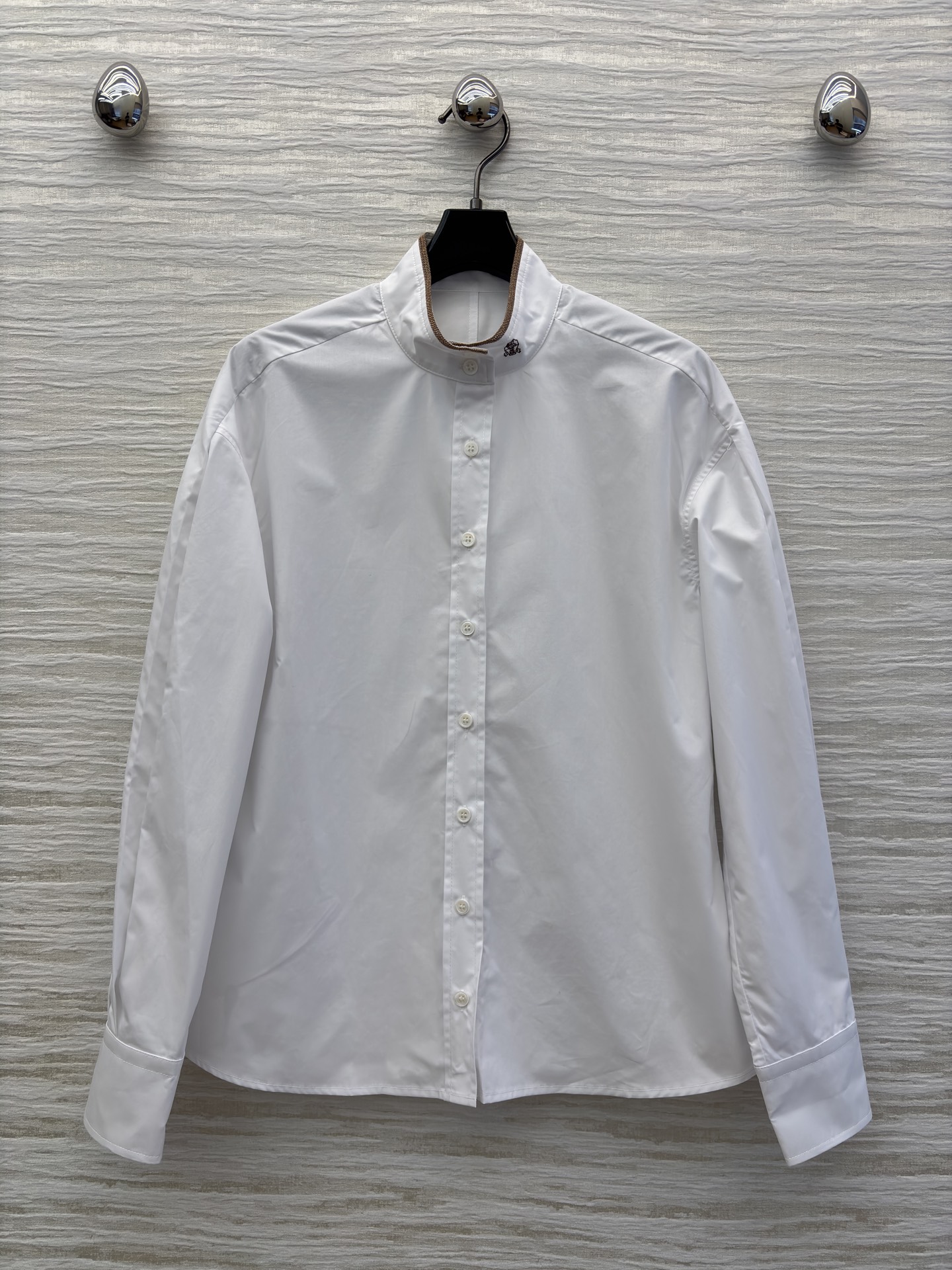 Bc 25新款 简约中的精致心机 纯白立领衬衫 领口撞色镶边与精致徽章暗藏细节 可内搭西装打造职场精英范