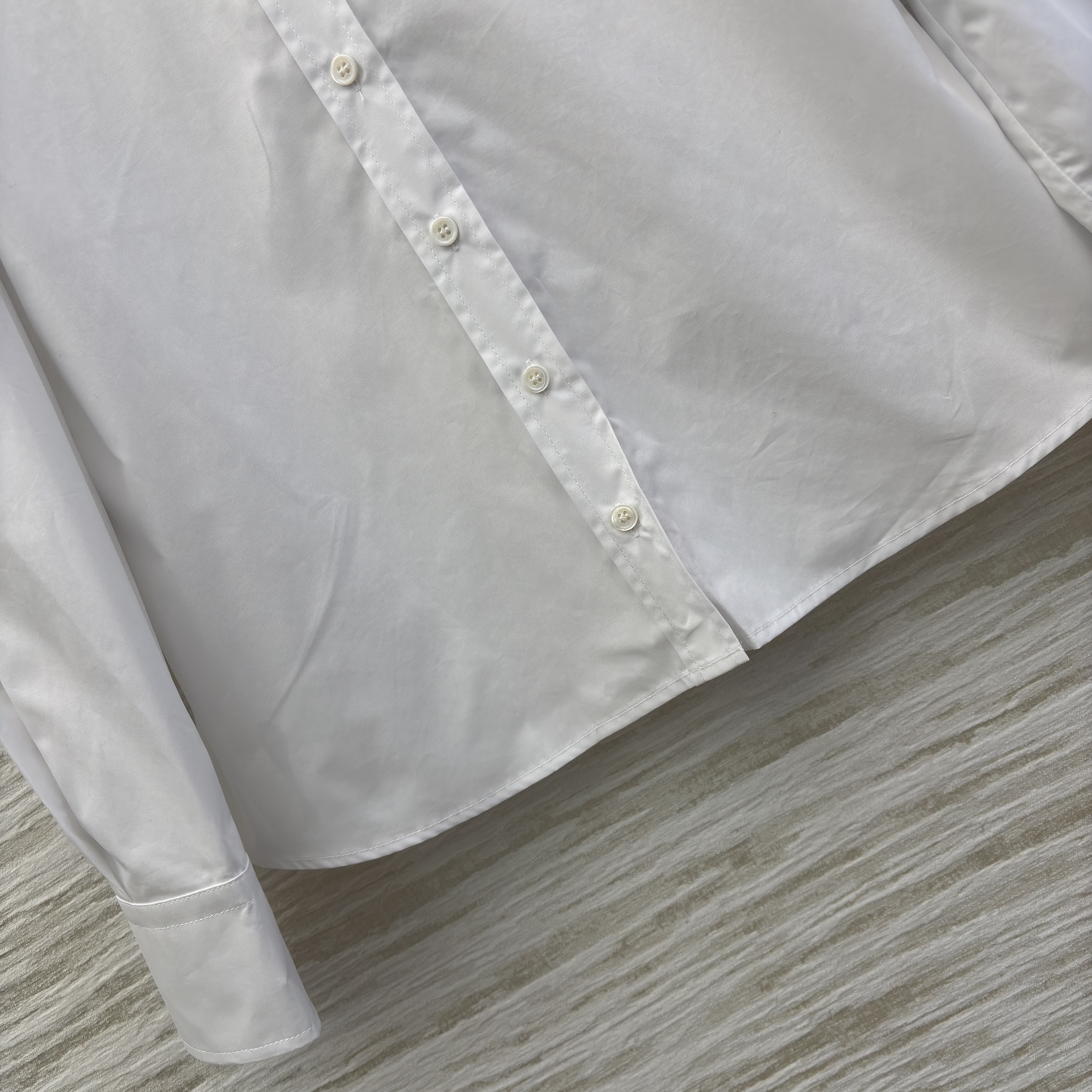 Bc 25新款 简约中的精致心机 纯白立领衬衫 领口撞色镶边与精致徽章暗藏细节 可内搭西装打造职场精英范