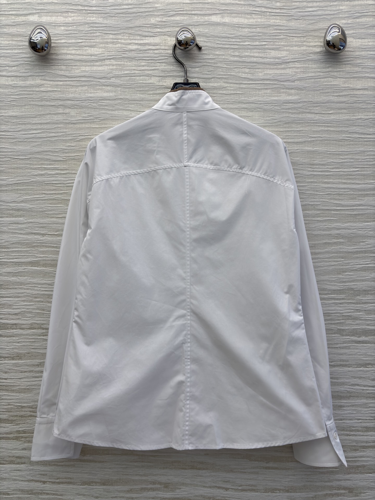 Bc 25新款 简约中的精致心机 纯白立领衬衫 领口撞色镶边与精致徽章暗藏细节 可内搭西装打造职场精英范