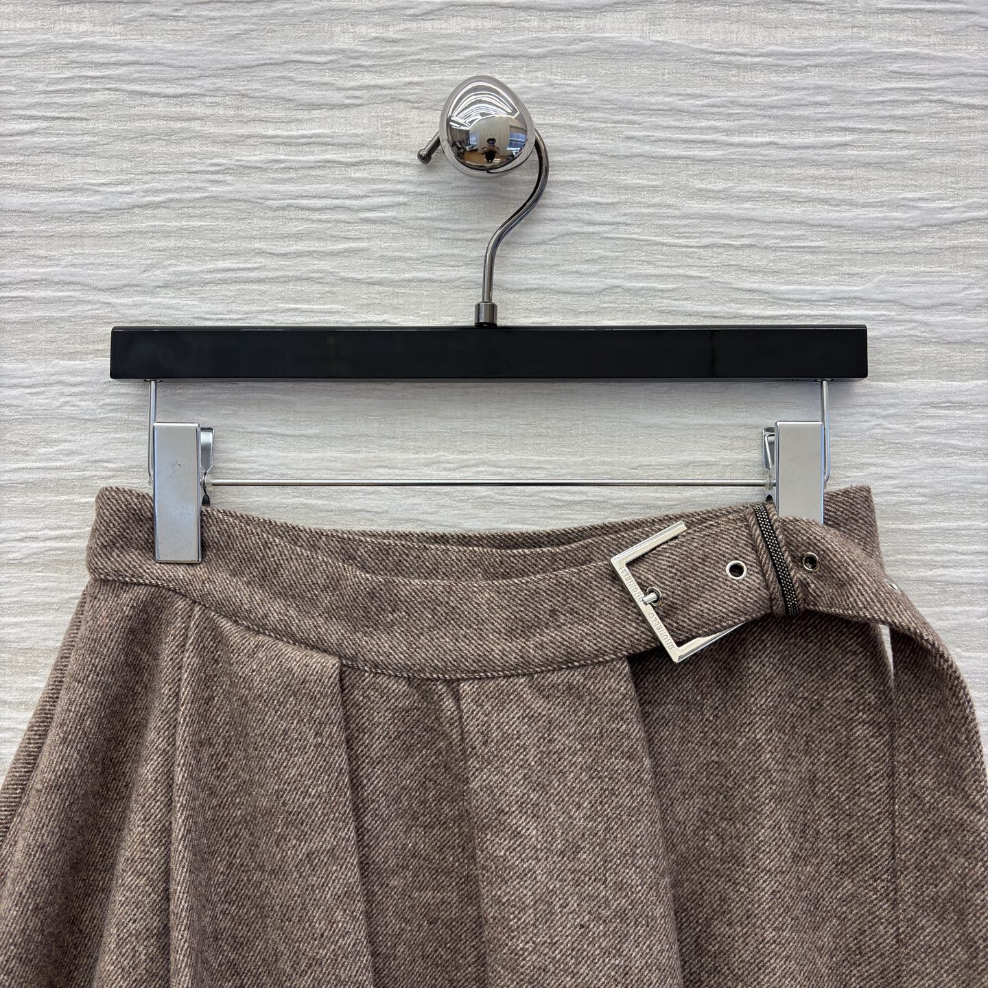 Bc 25冬日优雅范本 咖色毛呢半裙 褶皱设计灵动浪漫 金属扣腰带勾勒腰线 可搭同色系西装干练知性可配毛