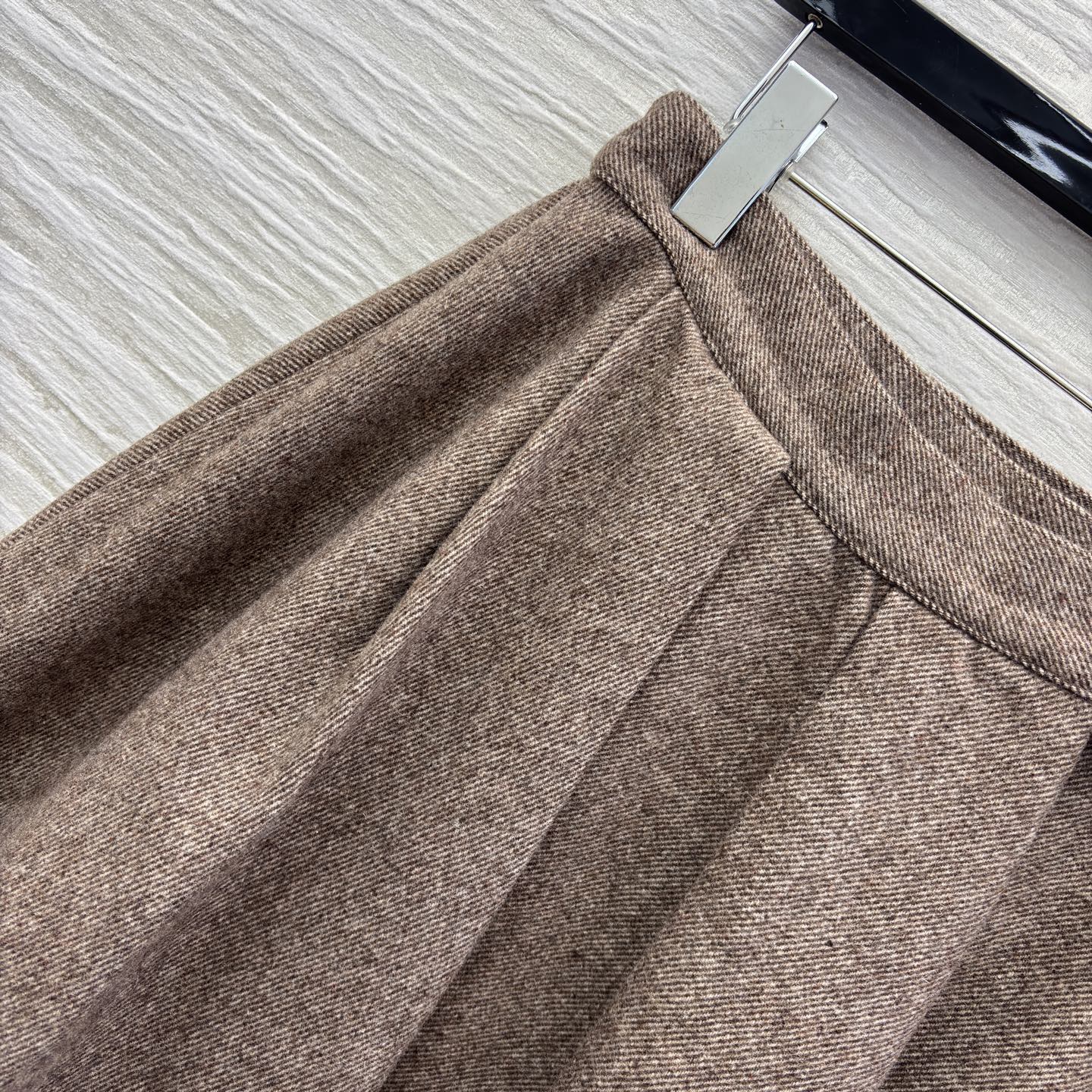 Bc 25冬日优雅范本 咖色毛呢半裙 褶皱设计灵动浪漫 金属扣腰带勾勒腰线 可搭同色系西装干练知性可配毛