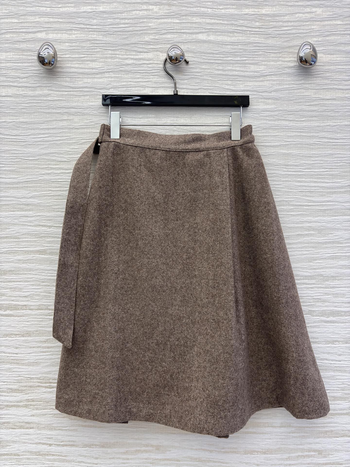 Bc 25冬日优雅范本 咖色毛呢半裙 褶皱设计灵动浪漫 金属扣腰带勾勒腰线 可搭同色系西装干练知性可配毛