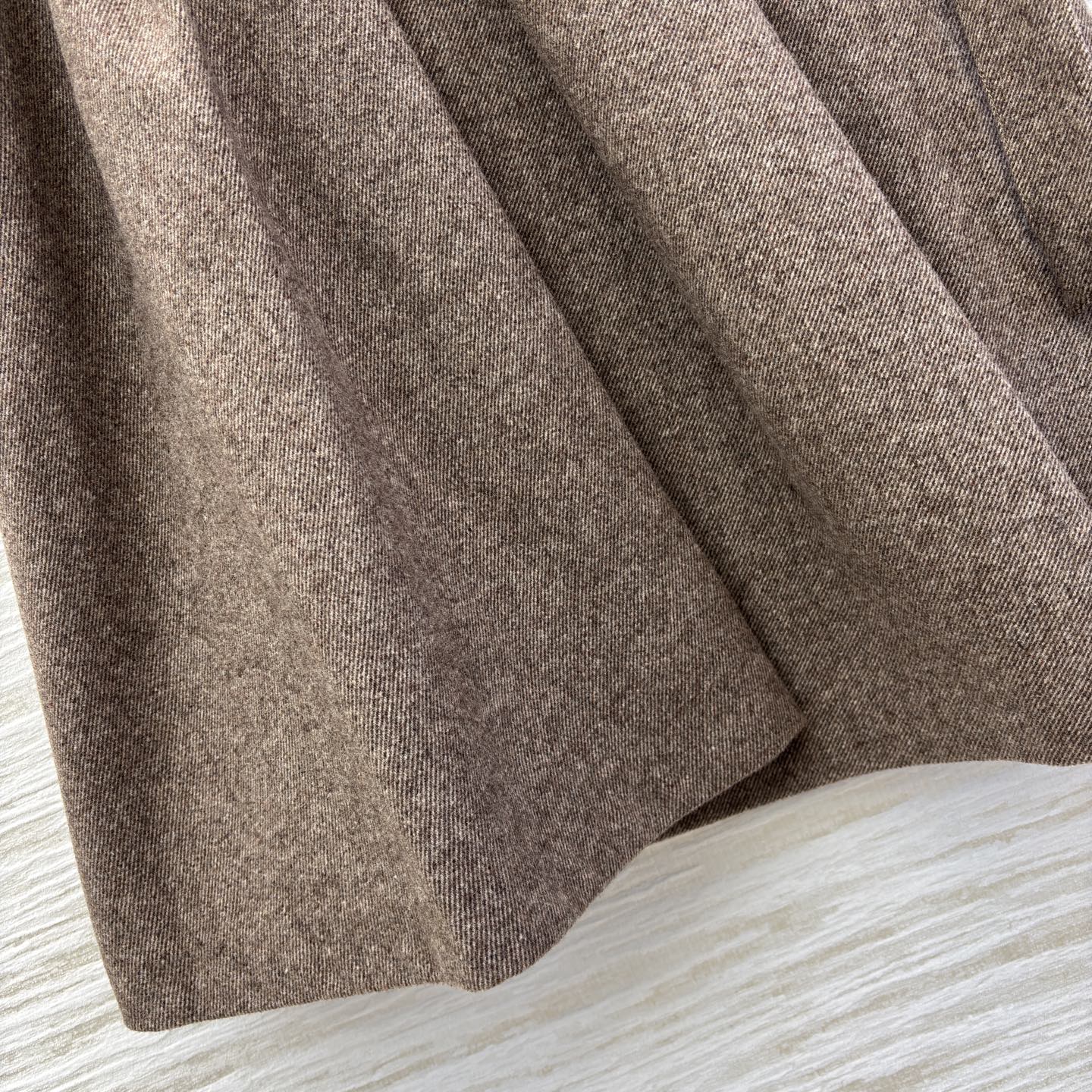 Bc 25冬日优雅范本 咖色毛呢半裙 褶皱设计灵动浪漫 金属扣腰带勾勒腰线 可搭同色系西装干练知性可配毛