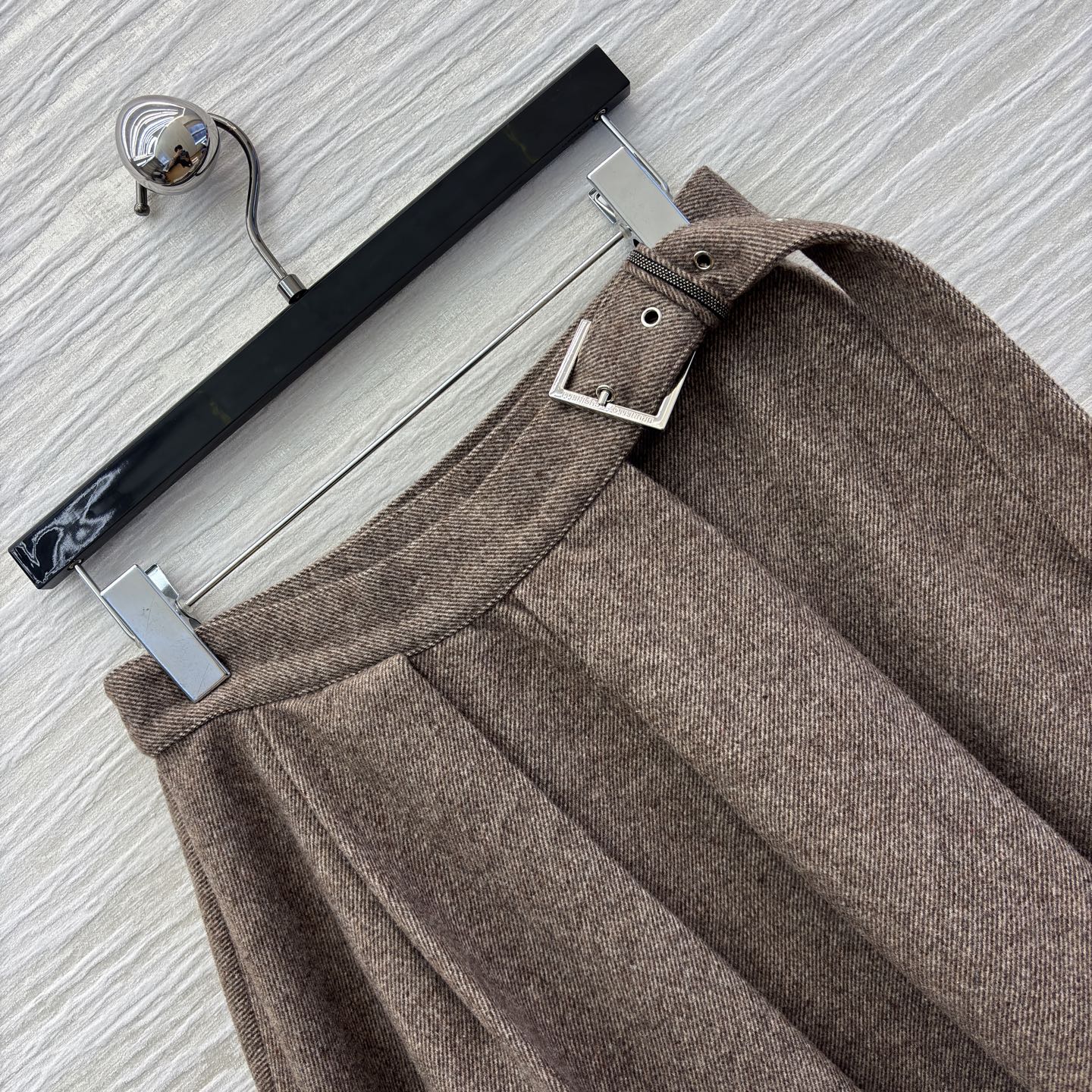 Bc 25冬日优雅范本 咖色毛呢半裙 褶皱设计灵动浪漫 金属扣腰带勾勒腰线 可搭同色系西装干练知性可配毛