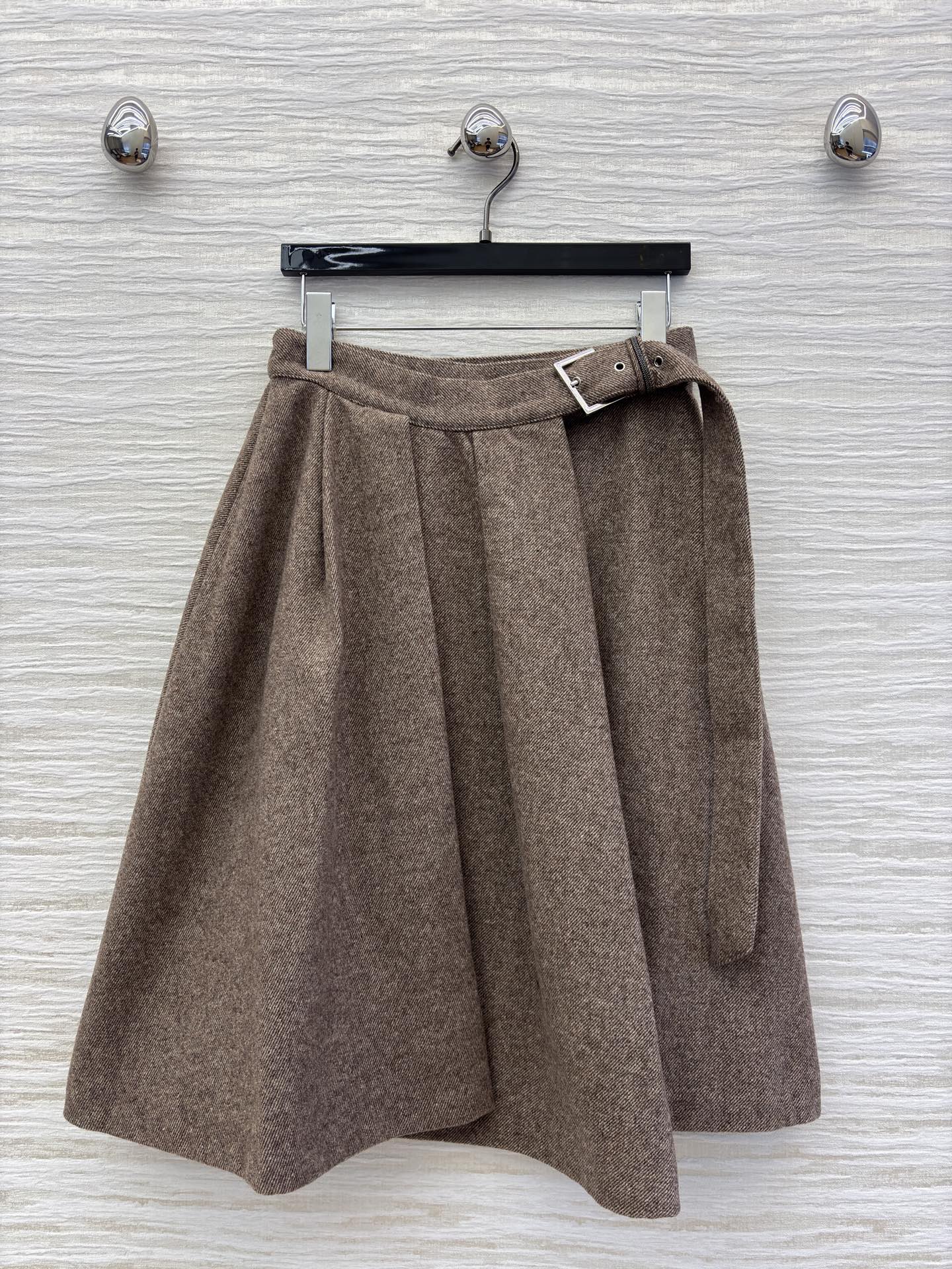 Bc 25冬日优雅范本 咖色毛呢半裙 褶皱设计灵动浪漫 金属扣腰带勾勒腰线 可搭同色系西装干练知性可配毛