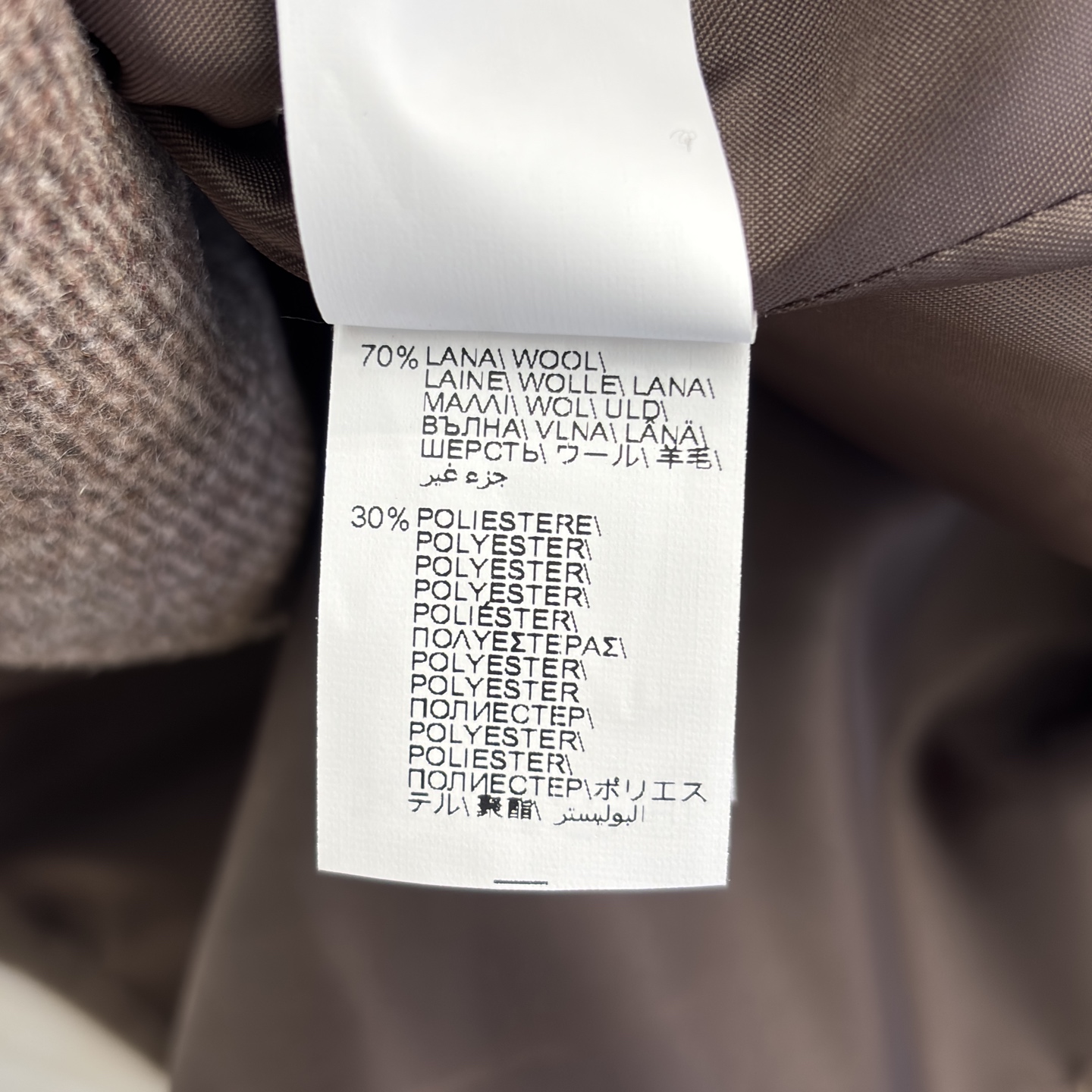 Bc 秋冬 复古与摩登的优雅碰撞 咖色毛呢西装 双排扣尽显经典格调 条纹翻袖暗藏巧思 一件解锁多面风格 