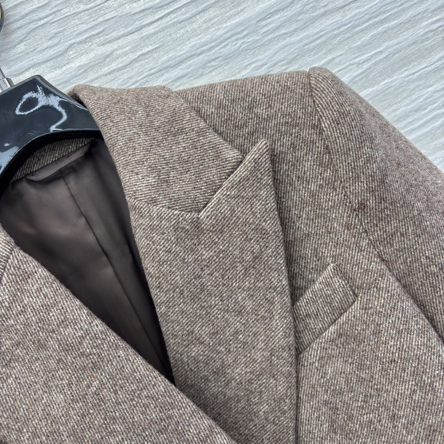 Bc 秋冬 复古与摩登的优雅碰撞 咖色毛呢西装 双排扣尽显经典格调 条纹翻袖暗藏巧思 一件解锁多面风格 