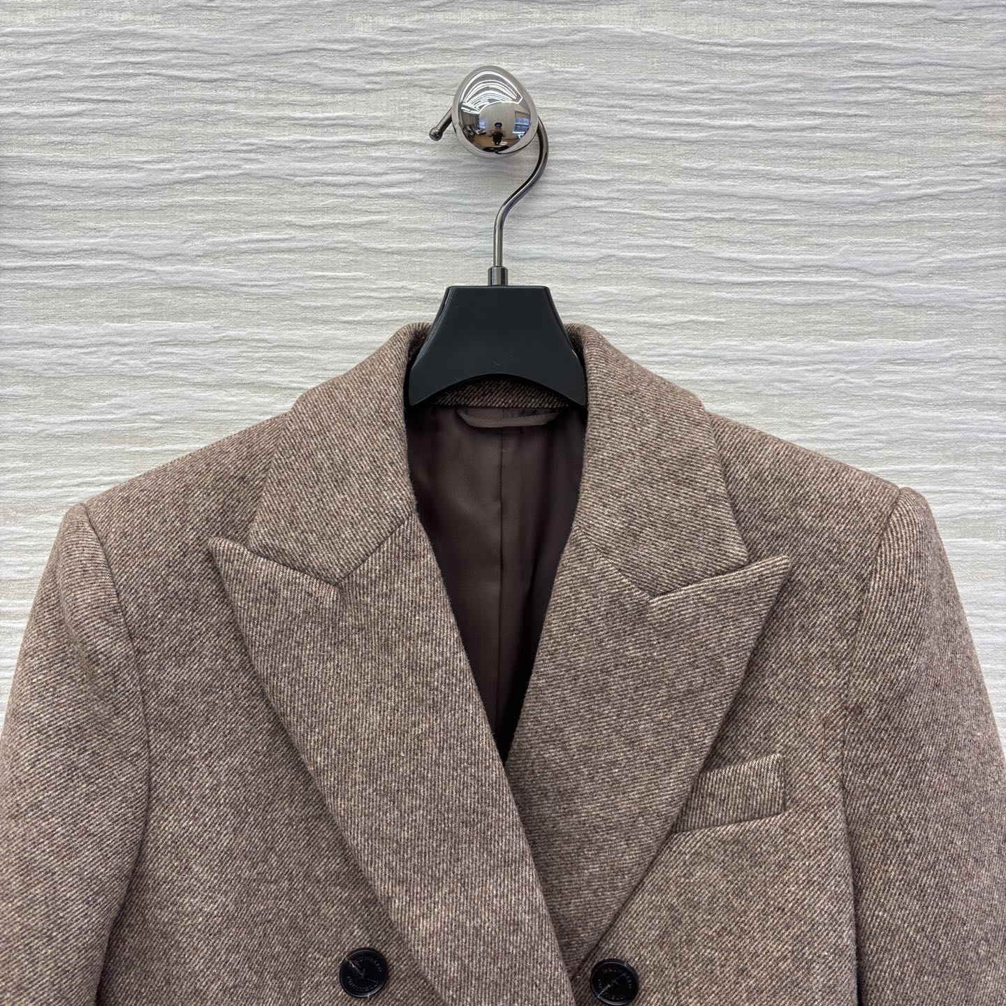 Bc 秋冬 复古与摩登的优雅碰撞 咖色毛呢西装 双排扣尽显经典格调 条纹翻袖暗藏巧思 一件解锁多面风格 