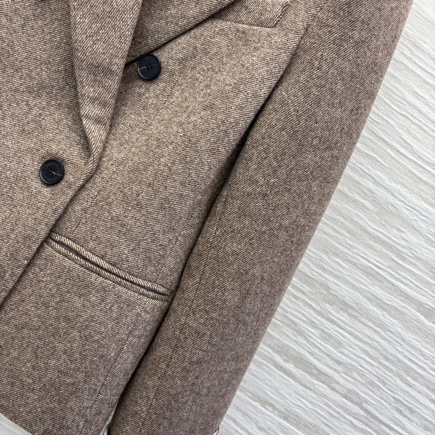 Bc 秋冬 复古与摩登的优雅碰撞 咖色毛呢西装 双排扣尽显经典格调 条纹翻袖暗藏巧思 一件解锁多面风格 