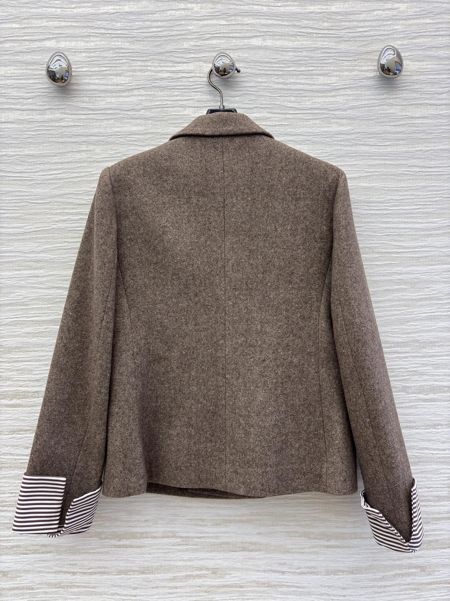 Bc 秋冬 复古与摩登的优雅碰撞 咖色毛呢西装 双排扣尽显经典格调 条纹翻袖暗藏巧思 一件解锁多面风格 