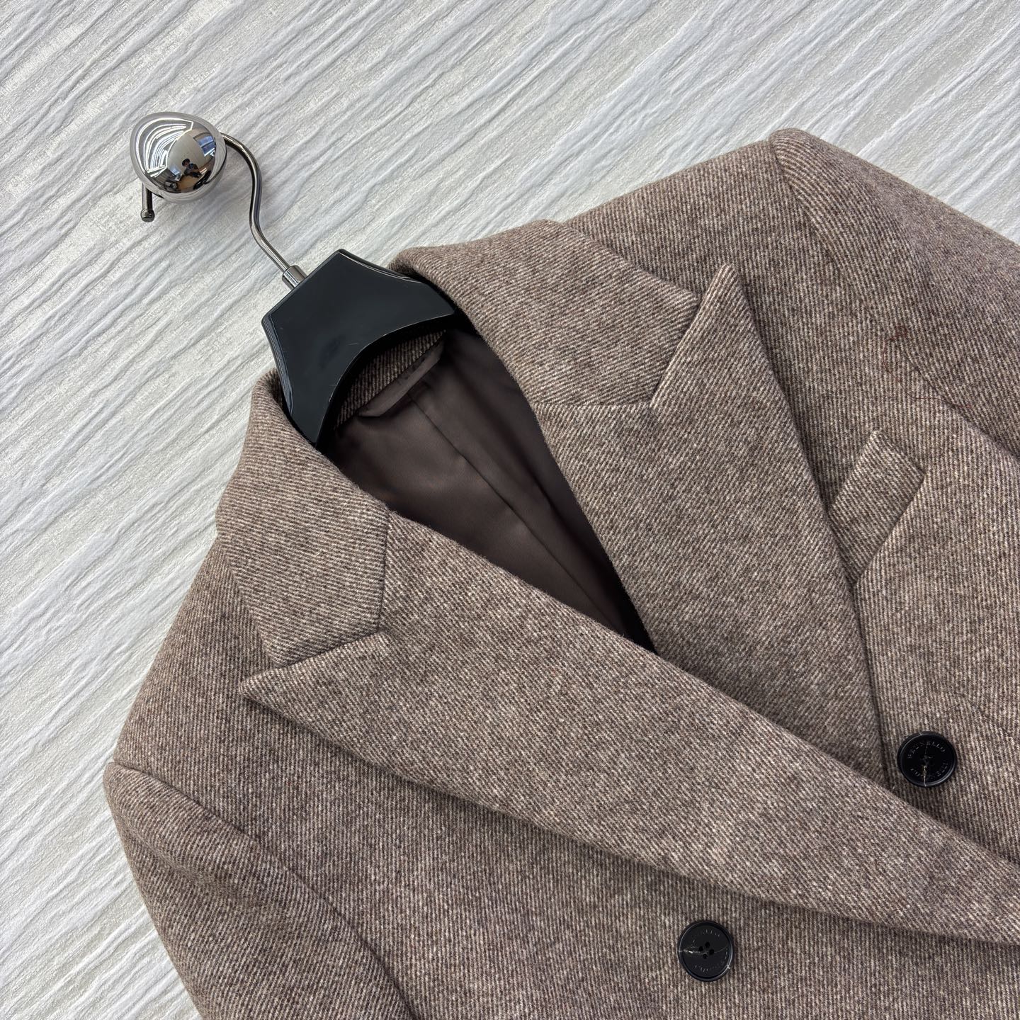 Bc 秋冬 复古与摩登的优雅碰撞 咖色毛呢西装 双排扣尽显经典格调 条纹翻袖暗藏巧思 一件解锁多面风格 