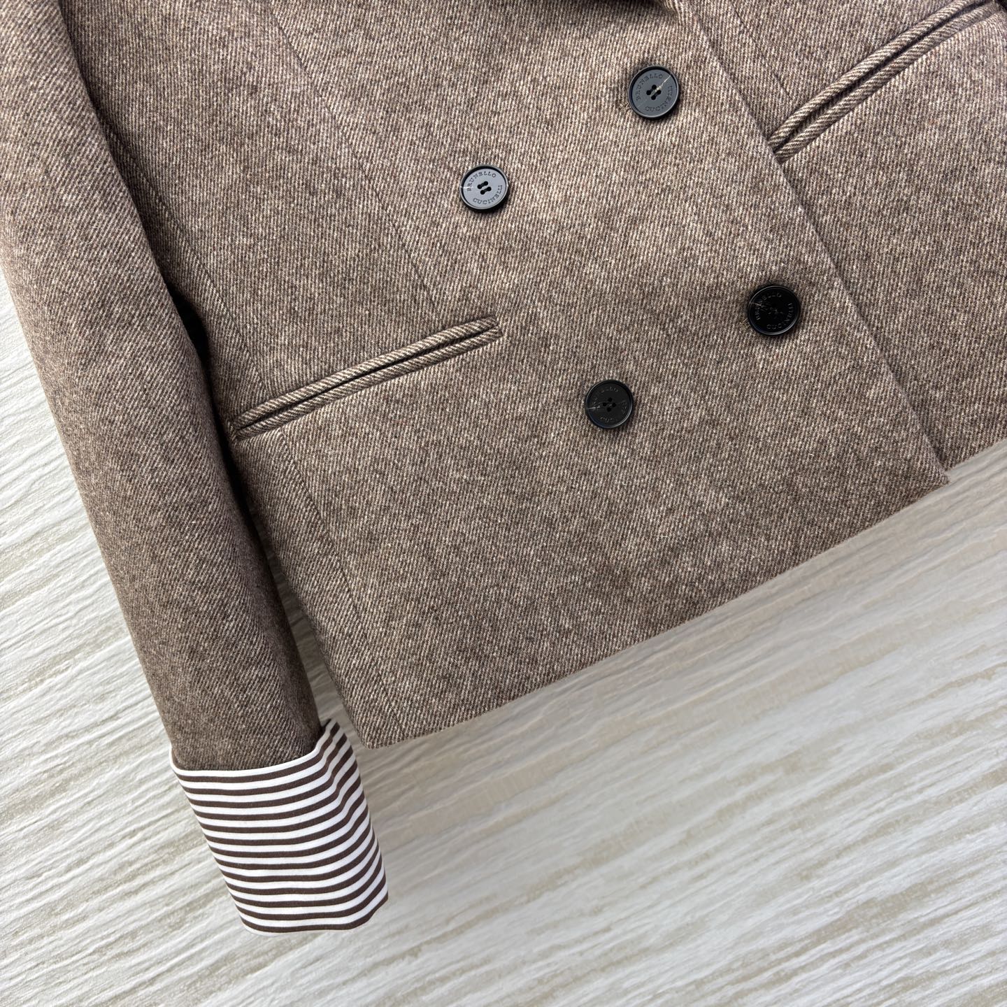 Bc 秋冬 复古与摩登的优雅碰撞 咖色毛呢西装 双排扣尽显经典格调 条纹翻袖暗藏巧思 一件解锁多面风格 