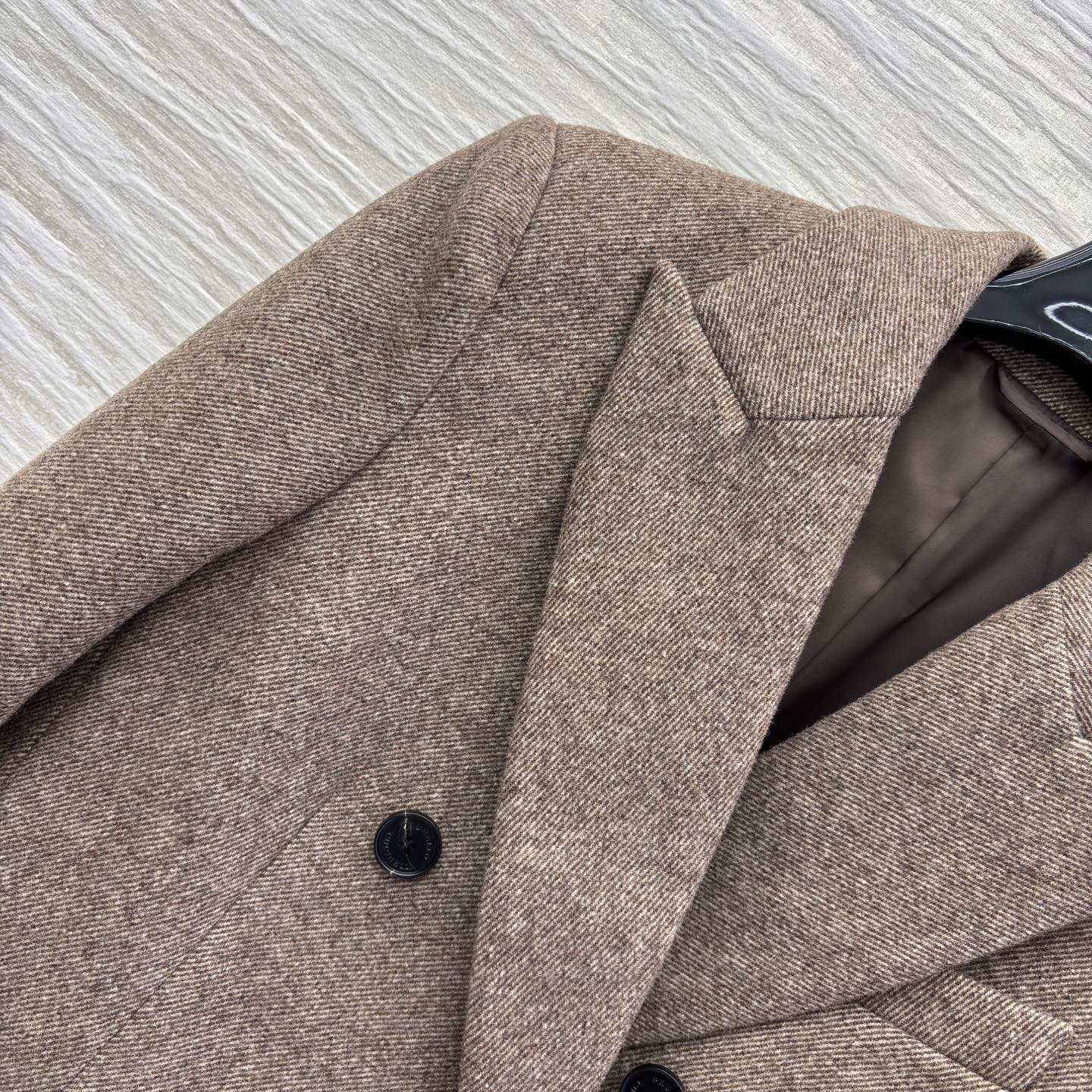 Bc 秋冬 复古与摩登的优雅碰撞 咖色毛呢西装 双排扣尽显经典格调 条纹翻袖暗藏巧思 一件解锁多面风格 