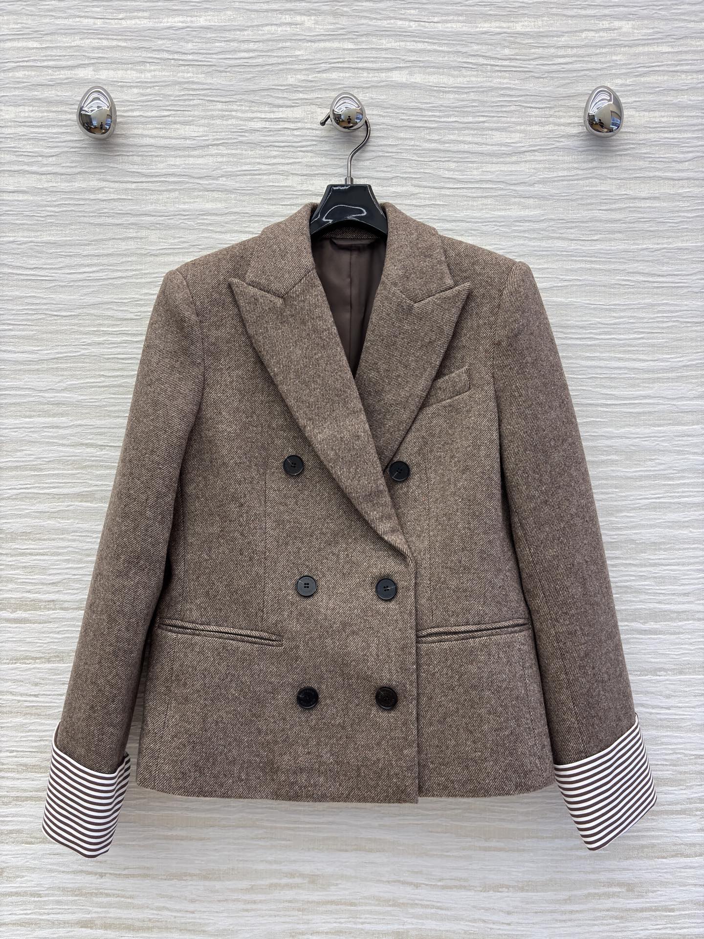 Bc 秋冬 复古与摩登的优雅碰撞 咖色毛呢西装 双排扣尽显经典格调 条纹翻袖暗藏巧思 一件解锁多面风格 