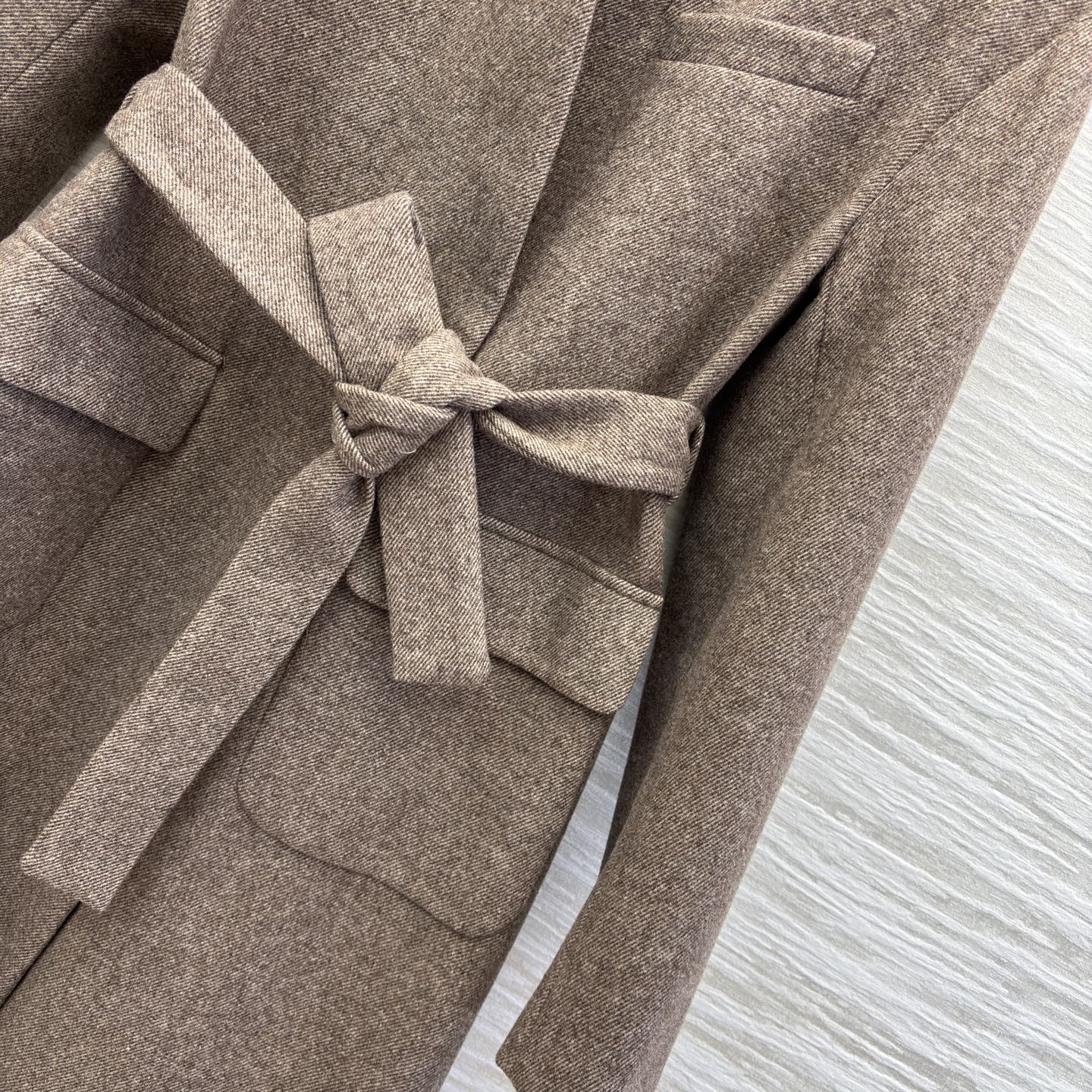 Bc 25秋冬 气质担当咖色毛呢大衣系带设计勾勒曼妙身姿 简约版型藏着高级质感 配西装干练 搭毛衣温柔 