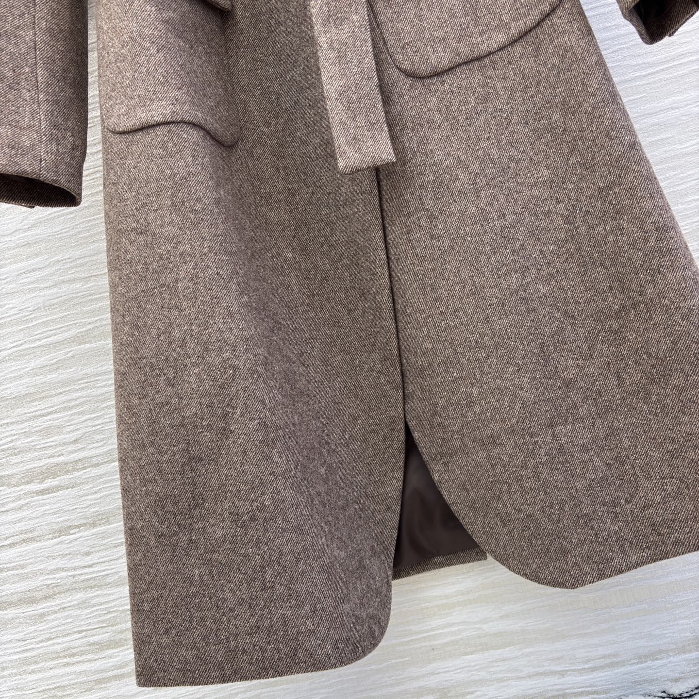 Bc 25秋冬 气质担当咖色毛呢大衣系带设计勾勒曼妙身姿 简约版型藏着高级质感 配西装干练 搭毛衣温柔 