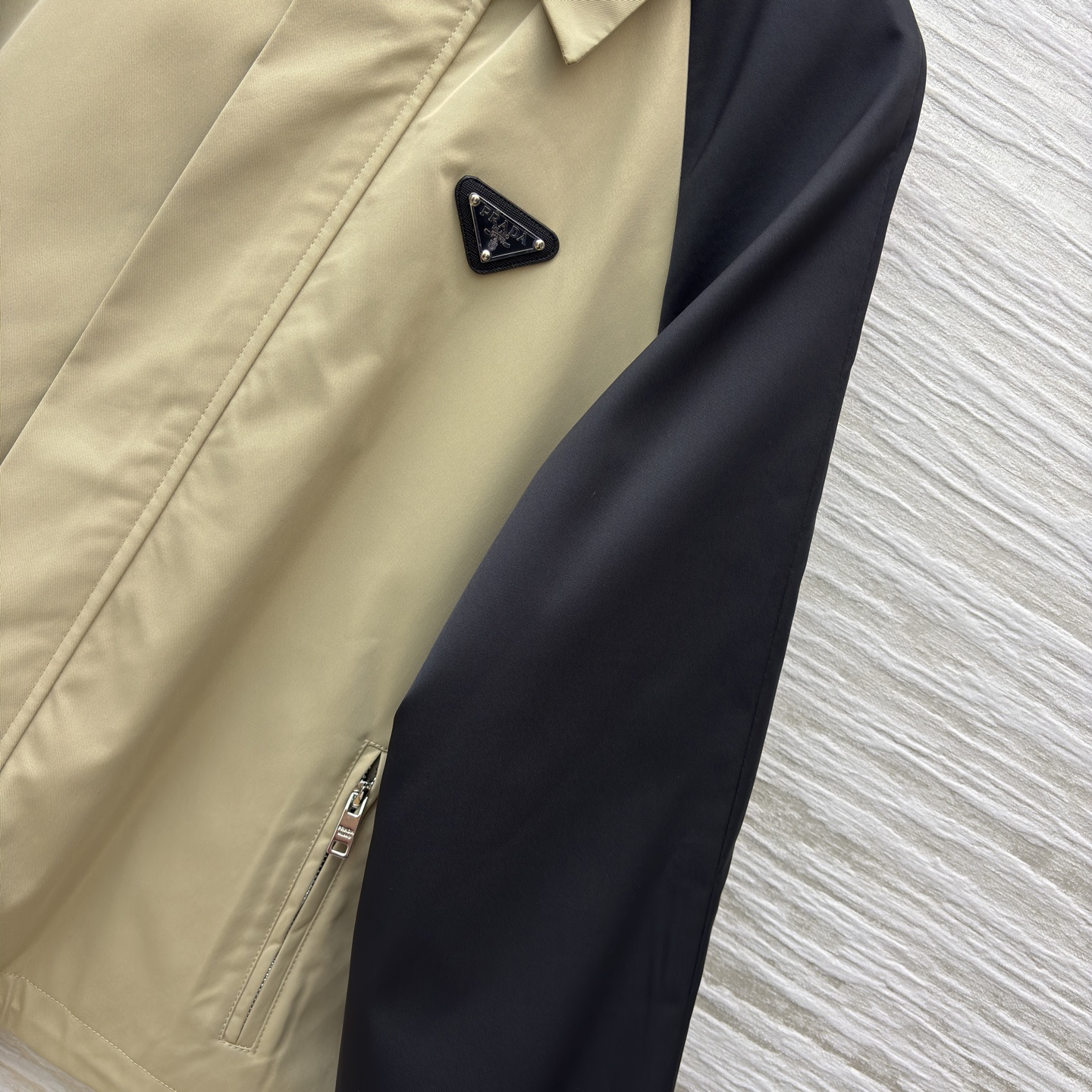 PD25新款 撞色袖拼接翻领夹克外套 一穿就能出门的款 完全不用费心费力搭配 气质工装风酷帅有型 翻领设