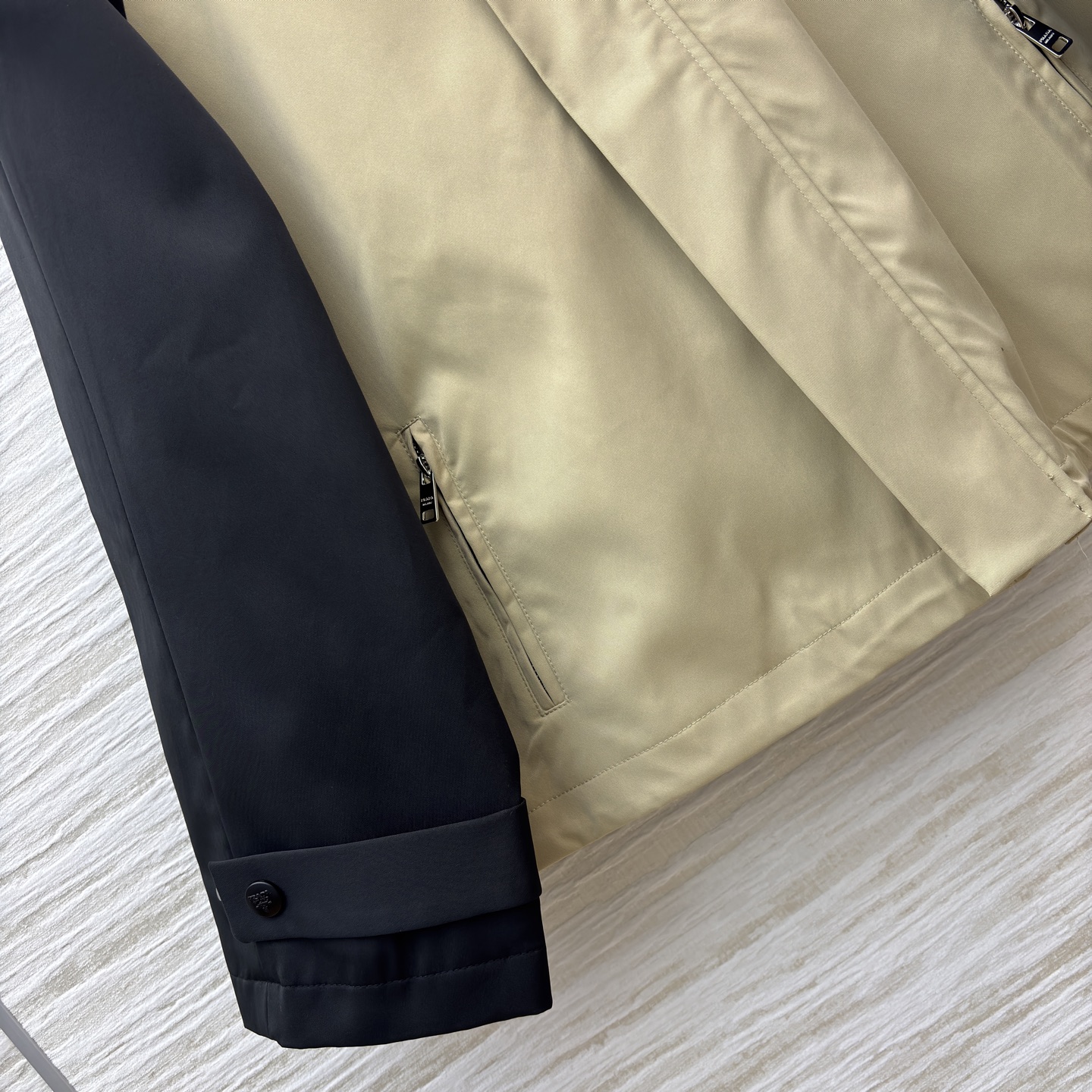 PD25新款 撞色袖拼接翻领夹克外套 一穿就能出门的款 完全不用费心费力搭配 气质工装风酷帅有型 翻领设