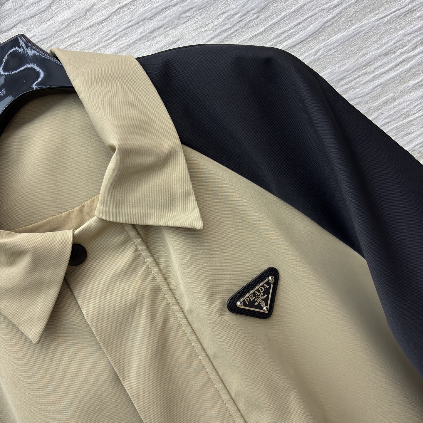 PD25新款 撞色袖拼接翻领夹克外套 一穿就能出门的款 完全不用费心费力搭配 气质工装风酷帅有型 翻领设