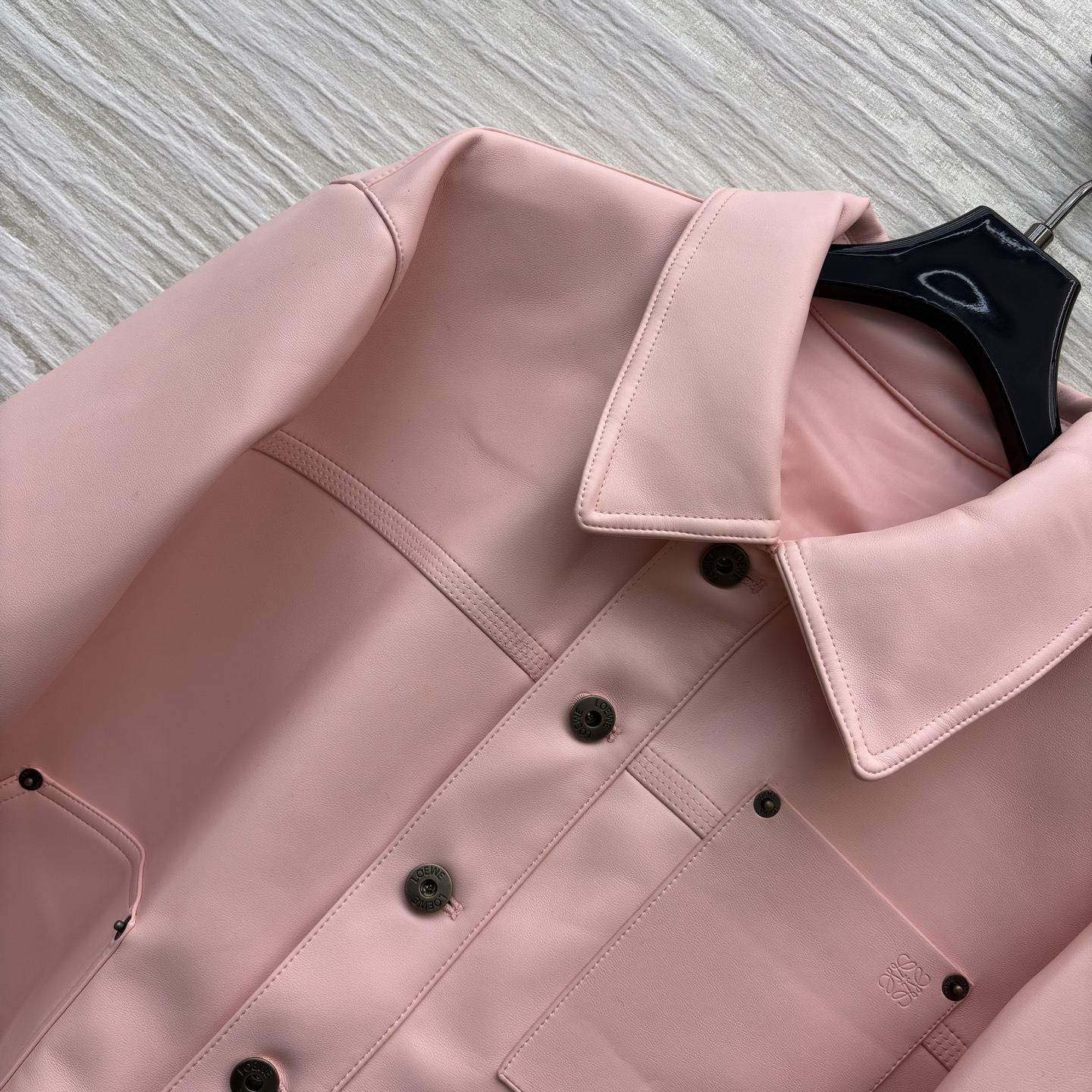 LW25新款 温柔粉调的Pu皮革夹克呀～利落翻领+多口袋设计 把甜酷感平衡得刚刚好 是秋日衣橱里能一键点