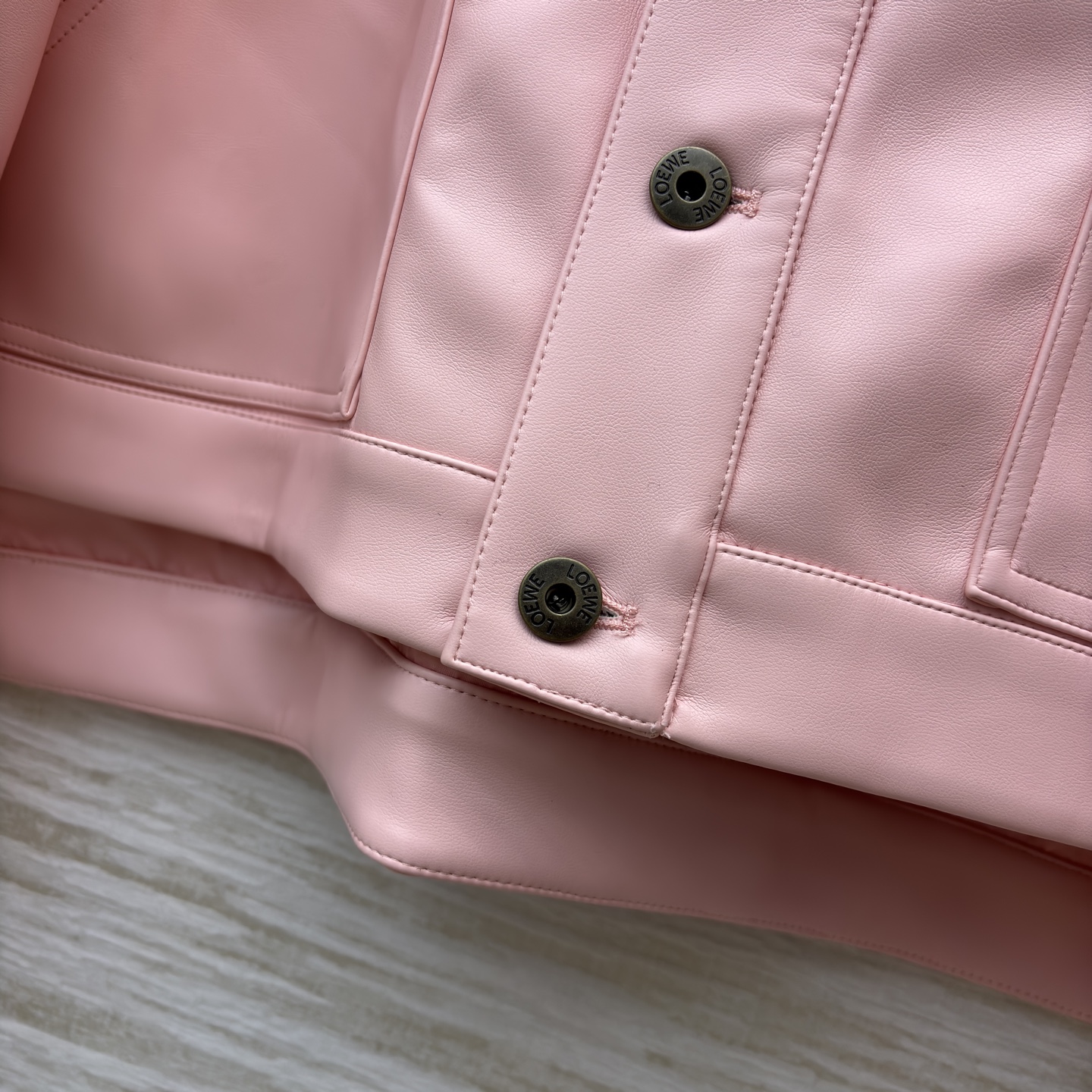 LW25新款 温柔粉调的Pu皮革夹克呀～利落翻领+多口袋设计 把甜酷感平衡得刚刚好 是秋日衣橱里能一键点