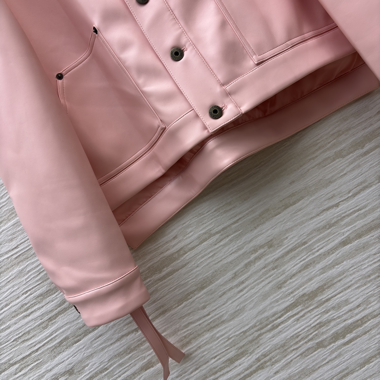 LW25新款 温柔粉调的Pu皮革夹克呀～利落翻领+多口袋设计 把甜酷感平衡得刚刚好 是秋日衣橱里能一键点