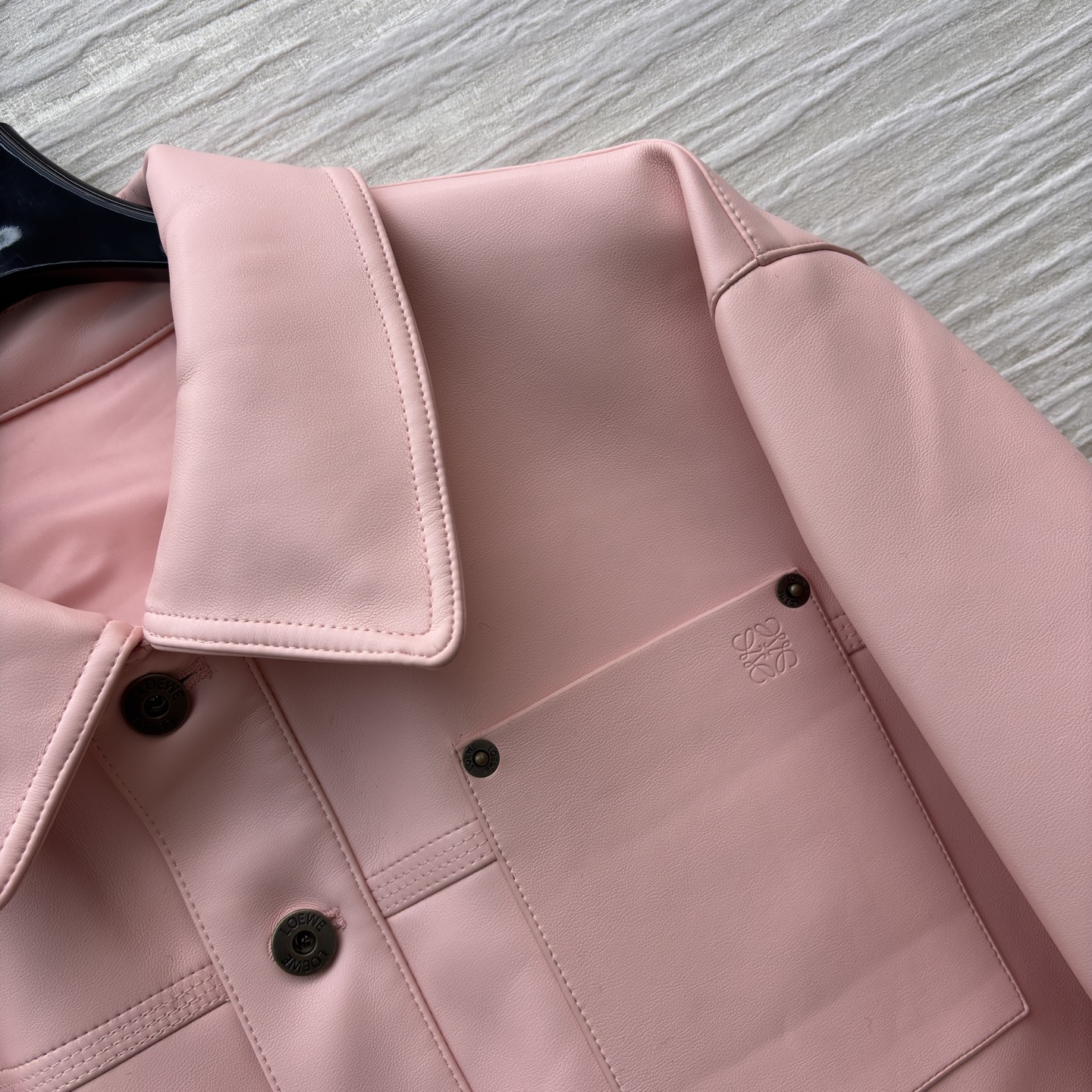 LW25新款 温柔粉调的Pu皮革夹克呀～利落翻领+多口袋设计 把甜酷感平衡得刚刚好 是秋日衣橱里能一键点