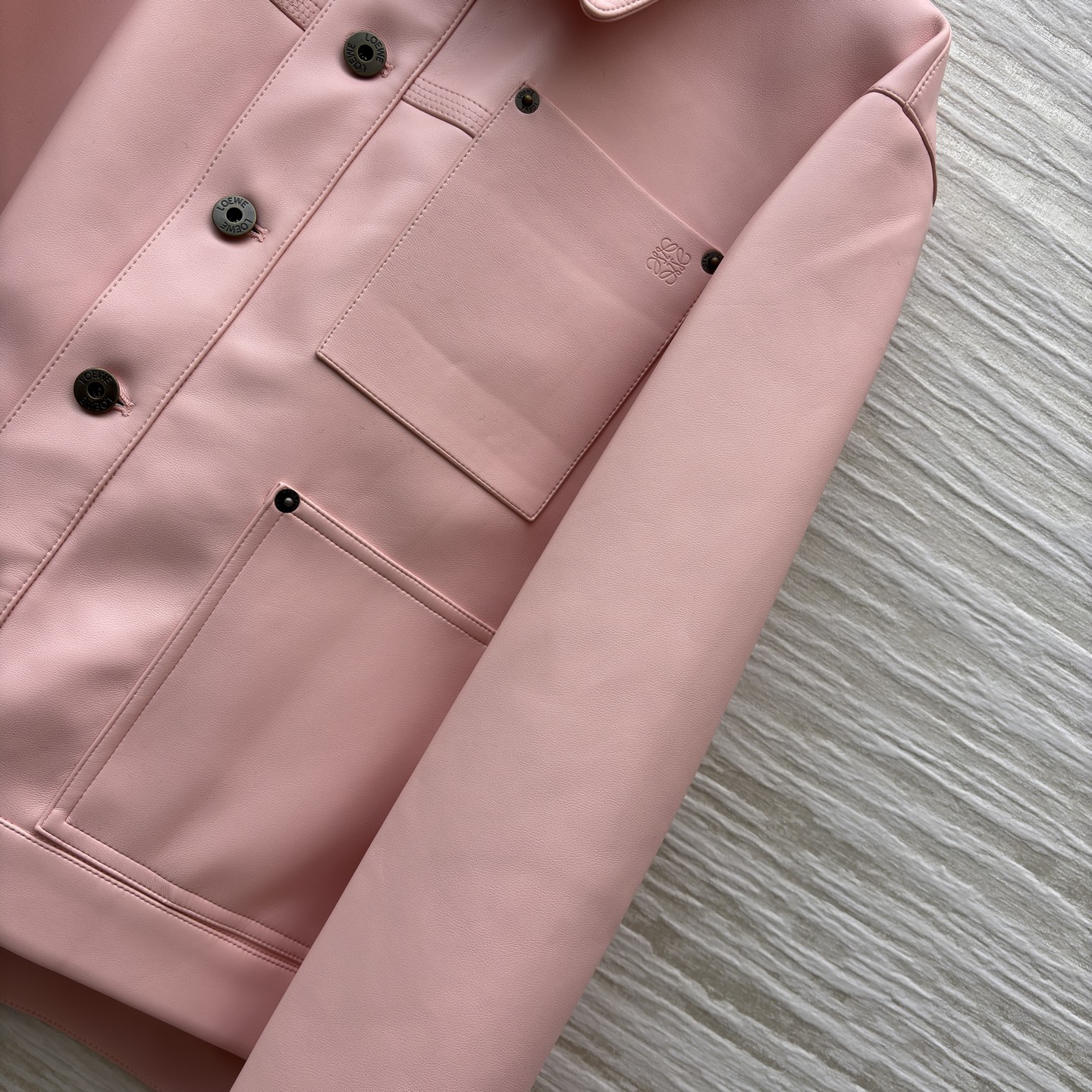 LW25新款 温柔粉调的Pu皮革夹克呀～利落翻领+多口袋设计 把甜酷感平衡得刚刚好 是秋日衣橱里能一键点