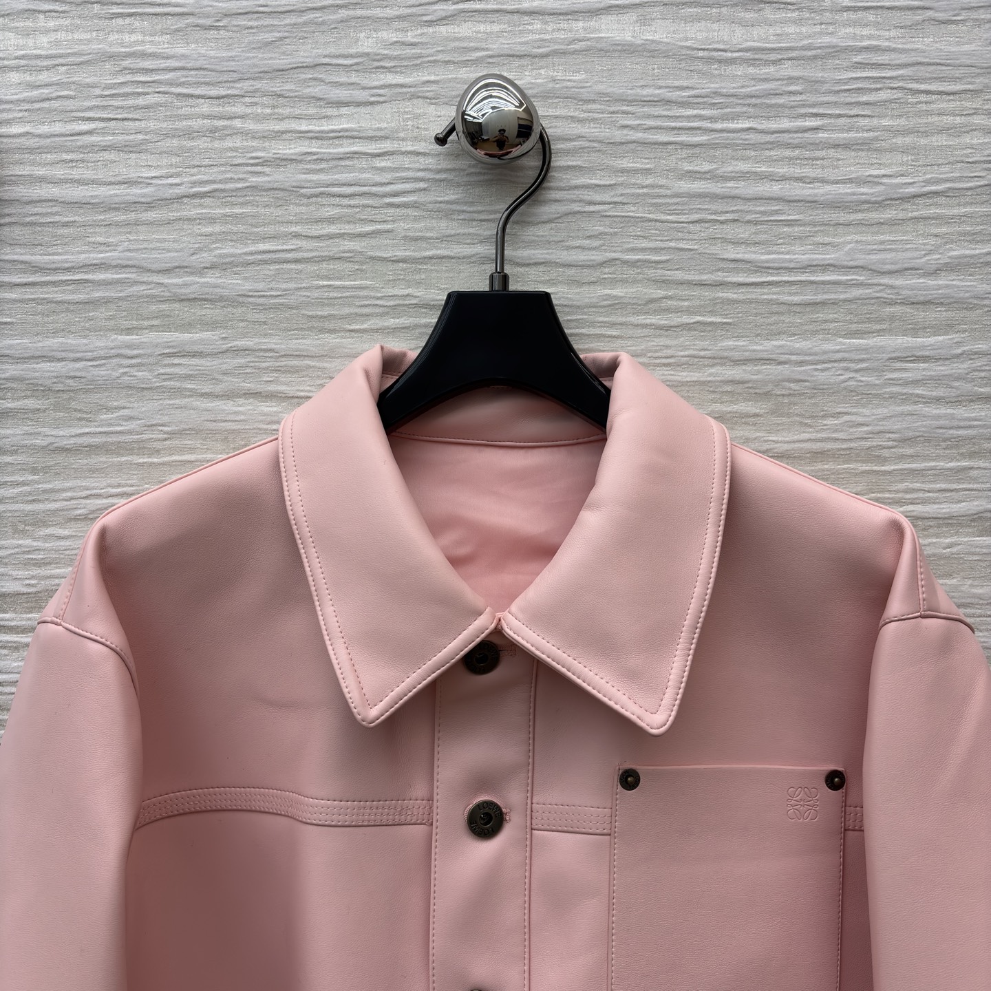 LW25新款 温柔粉调的Pu皮革夹克呀～利落翻领+多口袋设计 把甜酷感平衡得刚刚好 是秋日衣橱里能一键点