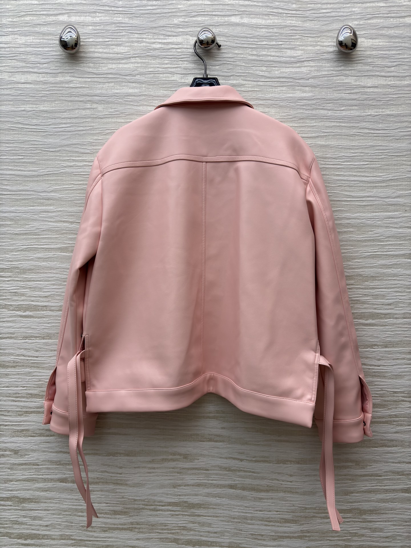 LW25新款 温柔粉调的Pu皮革夹克呀～利落翻领+多口袋设计 把甜酷感平衡得刚刚好 是秋日衣橱里能一键点