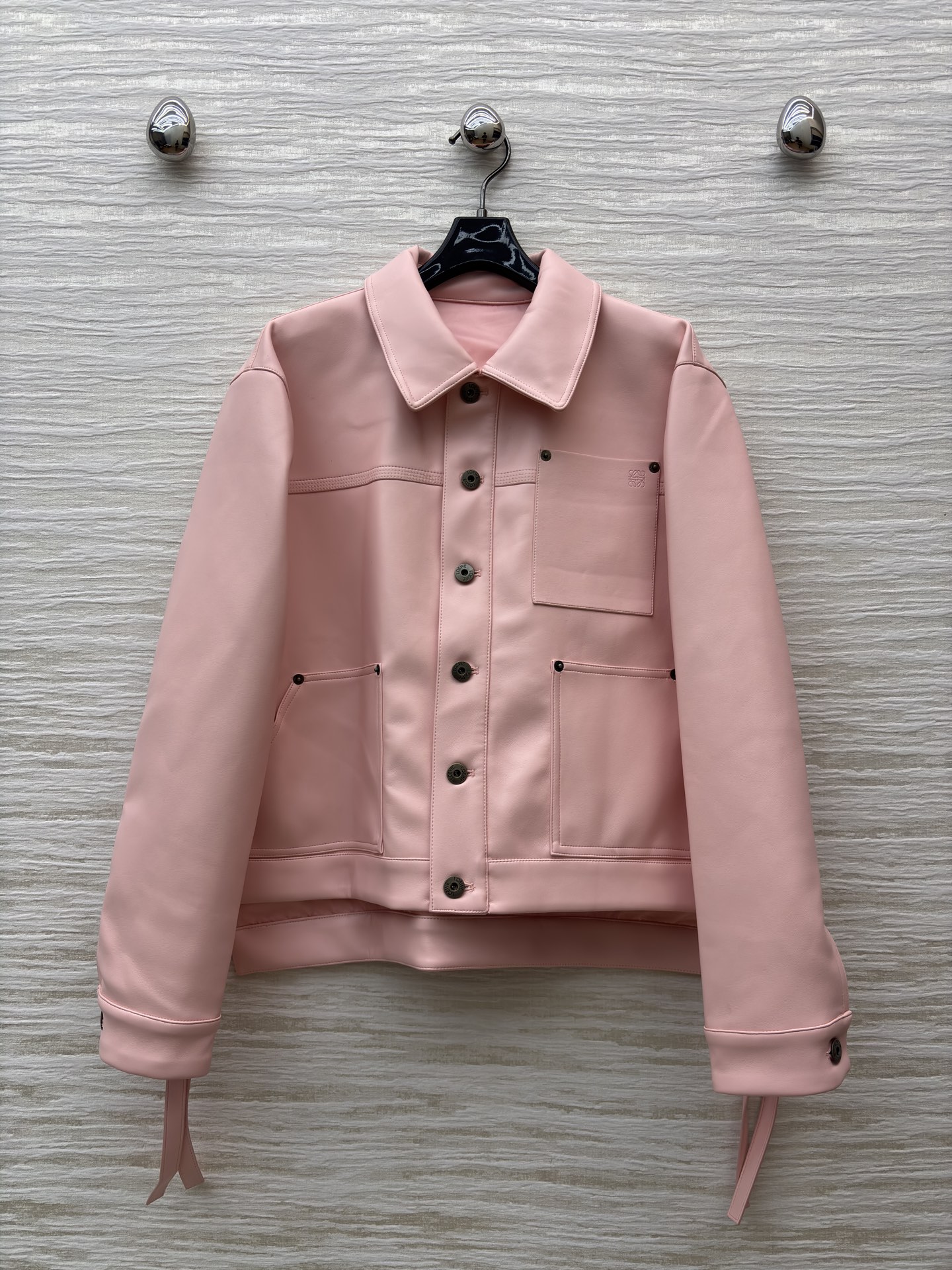 LW25新款 温柔粉调的Pu皮革夹克呀～利落翻领+多口袋设计 把甜酷感平衡得刚刚好 是秋日衣橱里能一键点