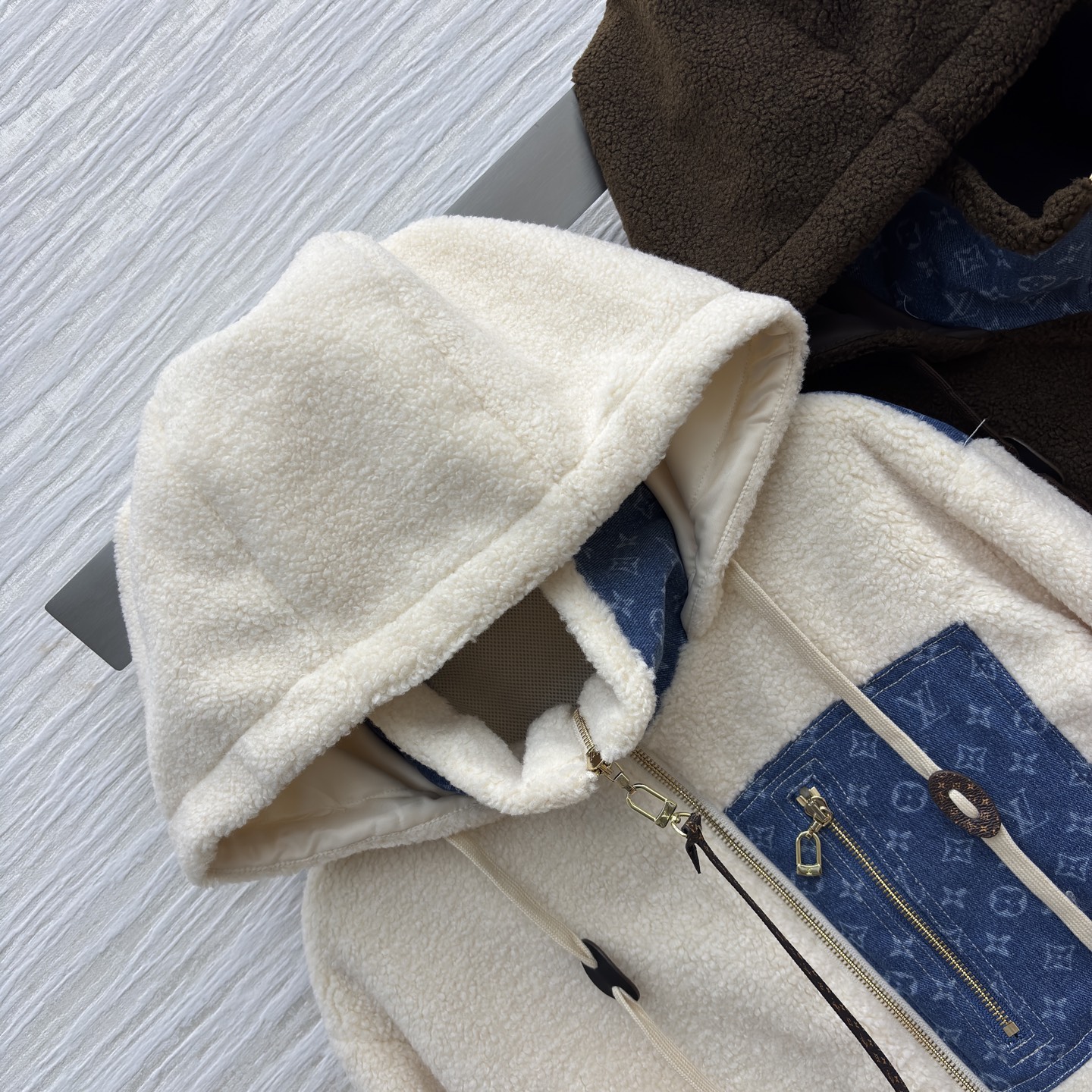 L家秋冬 老花牛仔口袋拼接羊羔毛连帽外套 的双色选择 米白温柔 深棕复古 拼接牛仔老花口袋超有设计感 立