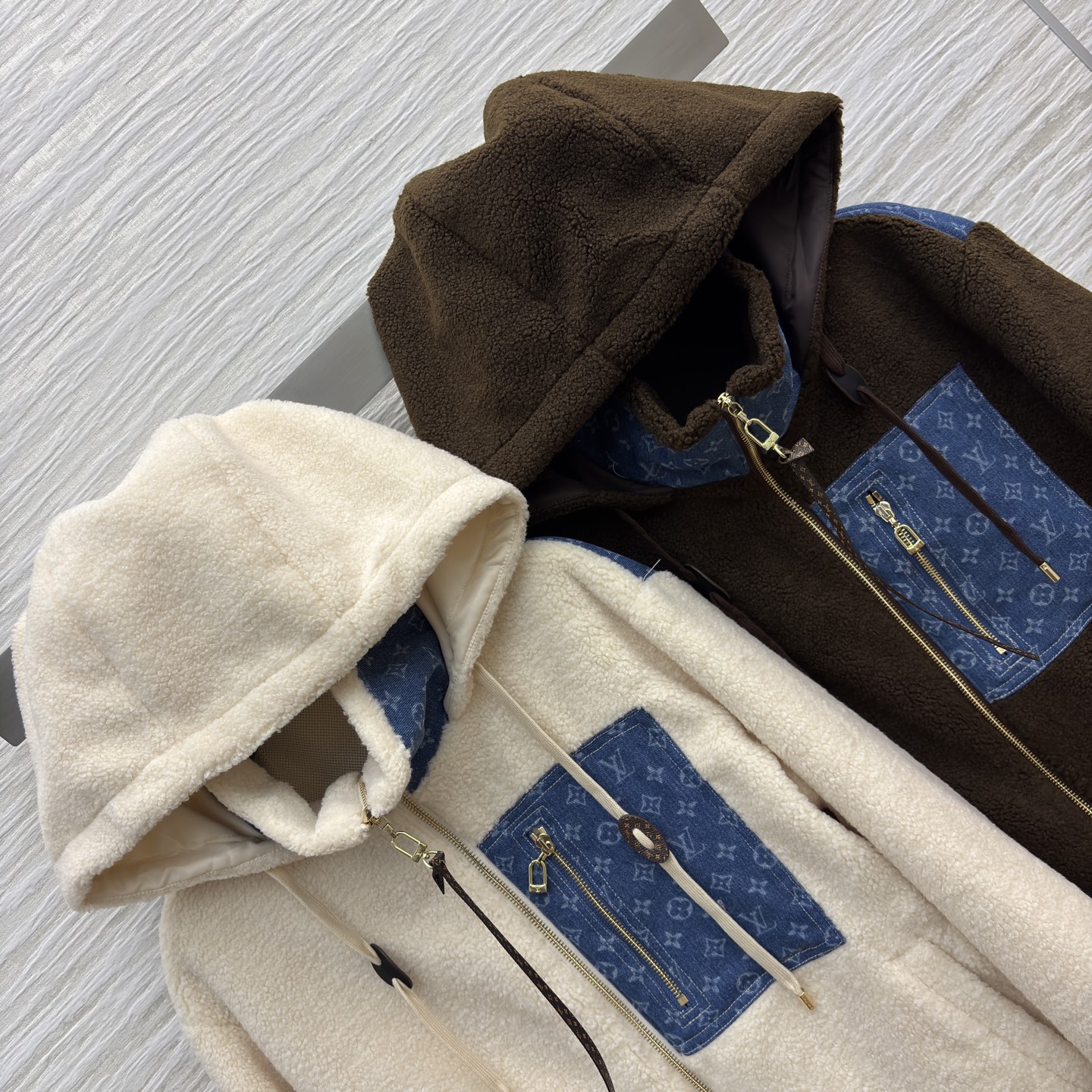 L家秋冬 老花牛仔口袋拼接羊羔毛连帽外套 的双色选择 米白温柔 深棕复古 拼接牛仔老花口袋超有设计感 立