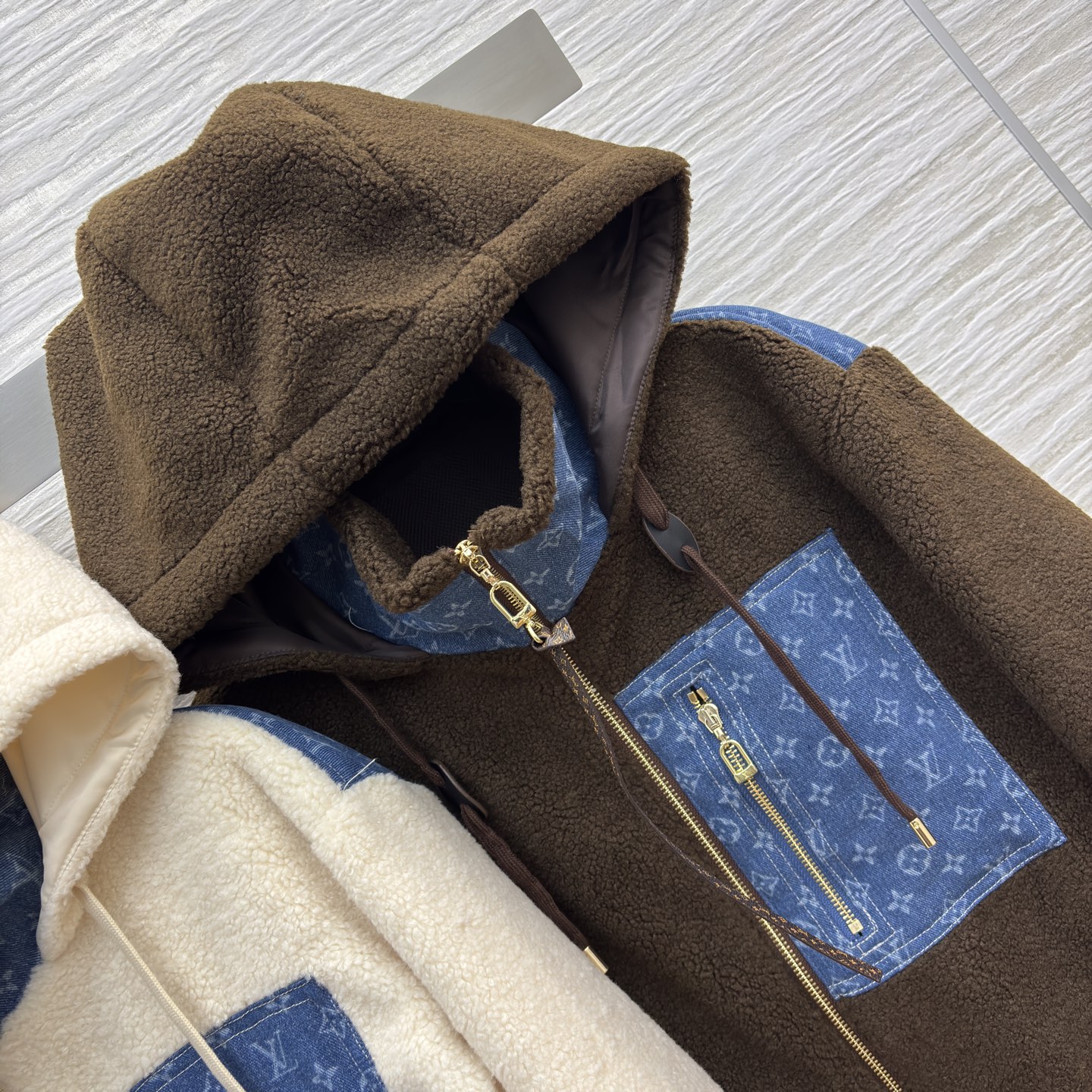 L家秋冬 老花牛仔口袋拼接羊羔毛连帽外套 的双色选择 米白温柔 深棕复古 拼接牛仔老花口袋超有设计感 立