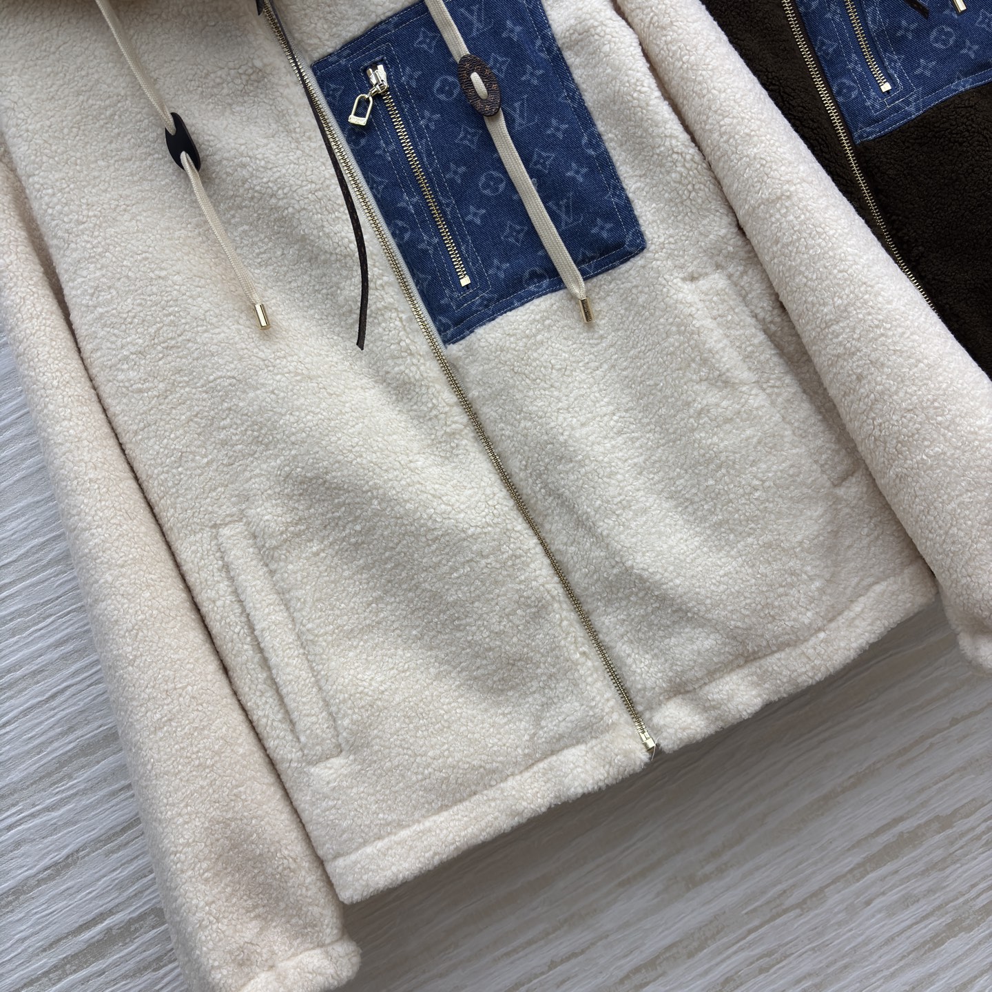 L家秋冬 老花牛仔口袋拼接羊羔毛连帽外套 的双色选择 米白温柔 深棕复古 拼接牛仔老花口袋超有设计感 立