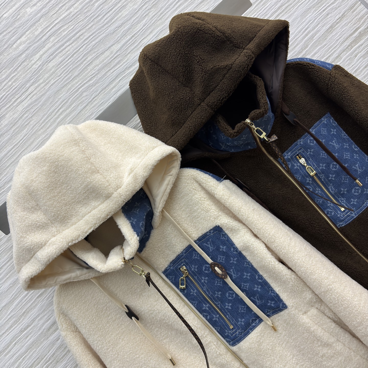 L家秋冬 老花牛仔口袋拼接羊羔毛连帽外套 的双色选择 米白温柔 深棕复古 拼接牛仔老花口袋超有设计感 立