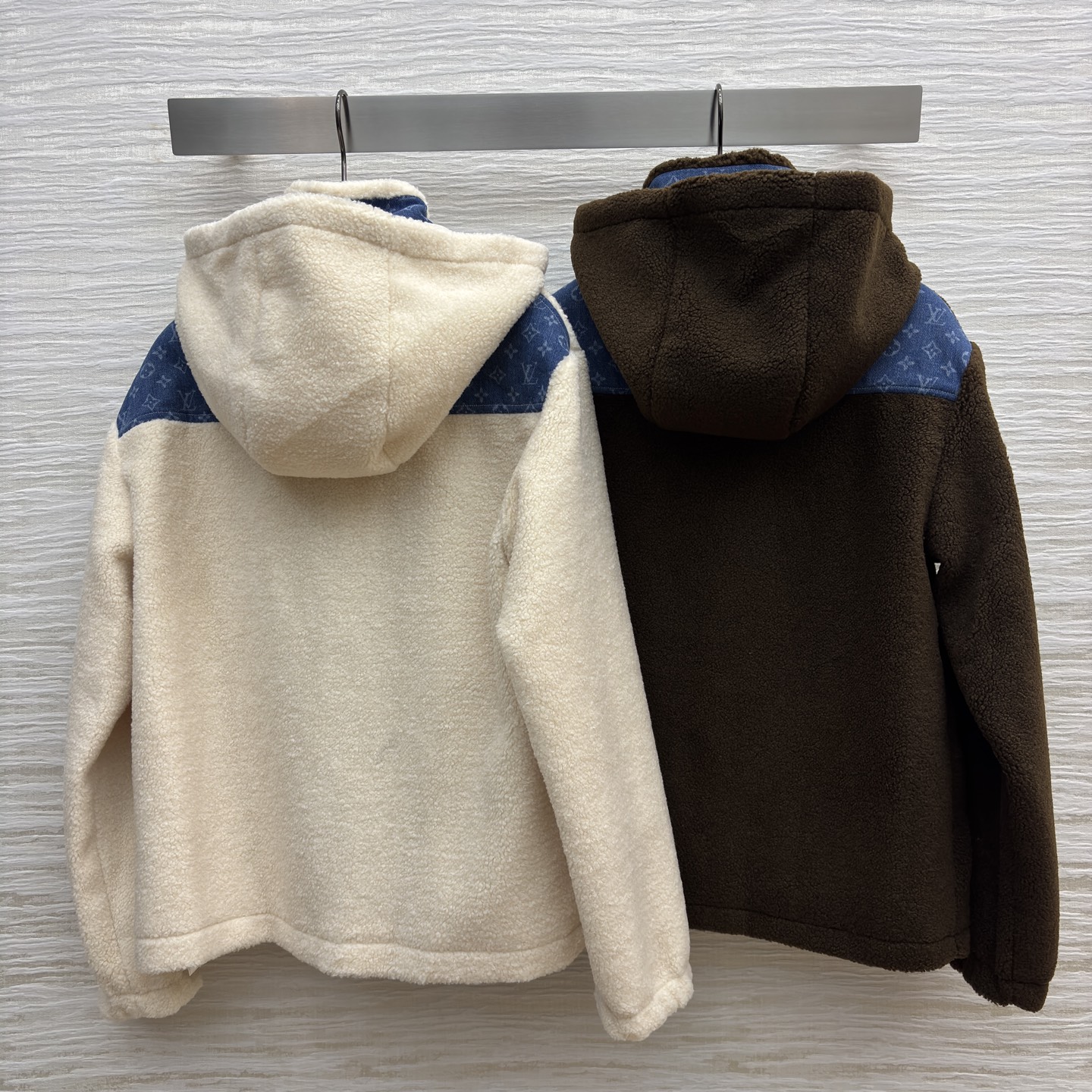 L家秋冬 老花牛仔口袋拼接羊羔毛连帽外套 的双色选择 米白温柔 深棕复古 拼接牛仔老花口袋超有设计感 立